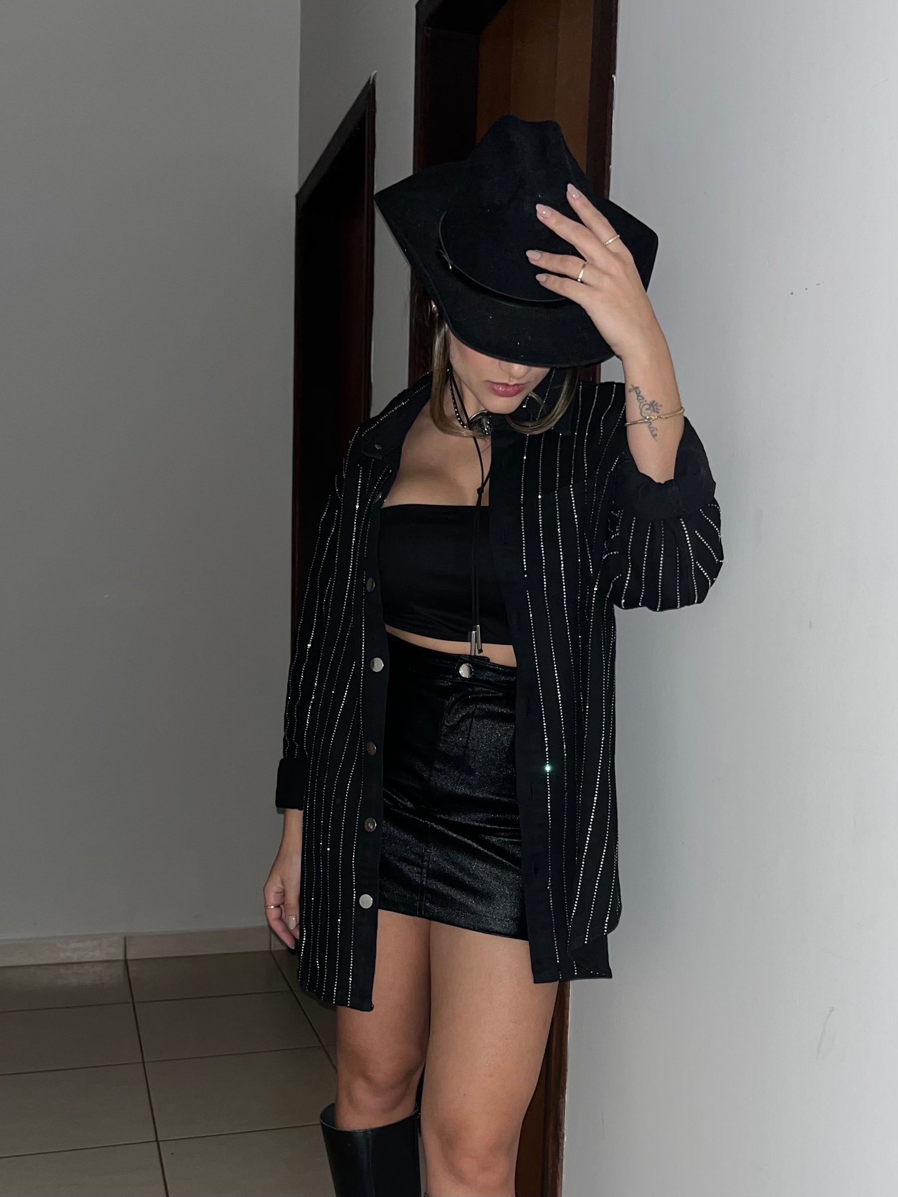 Jaqueta Jeans Oversized com Brilho Strass – Look Ana Castela