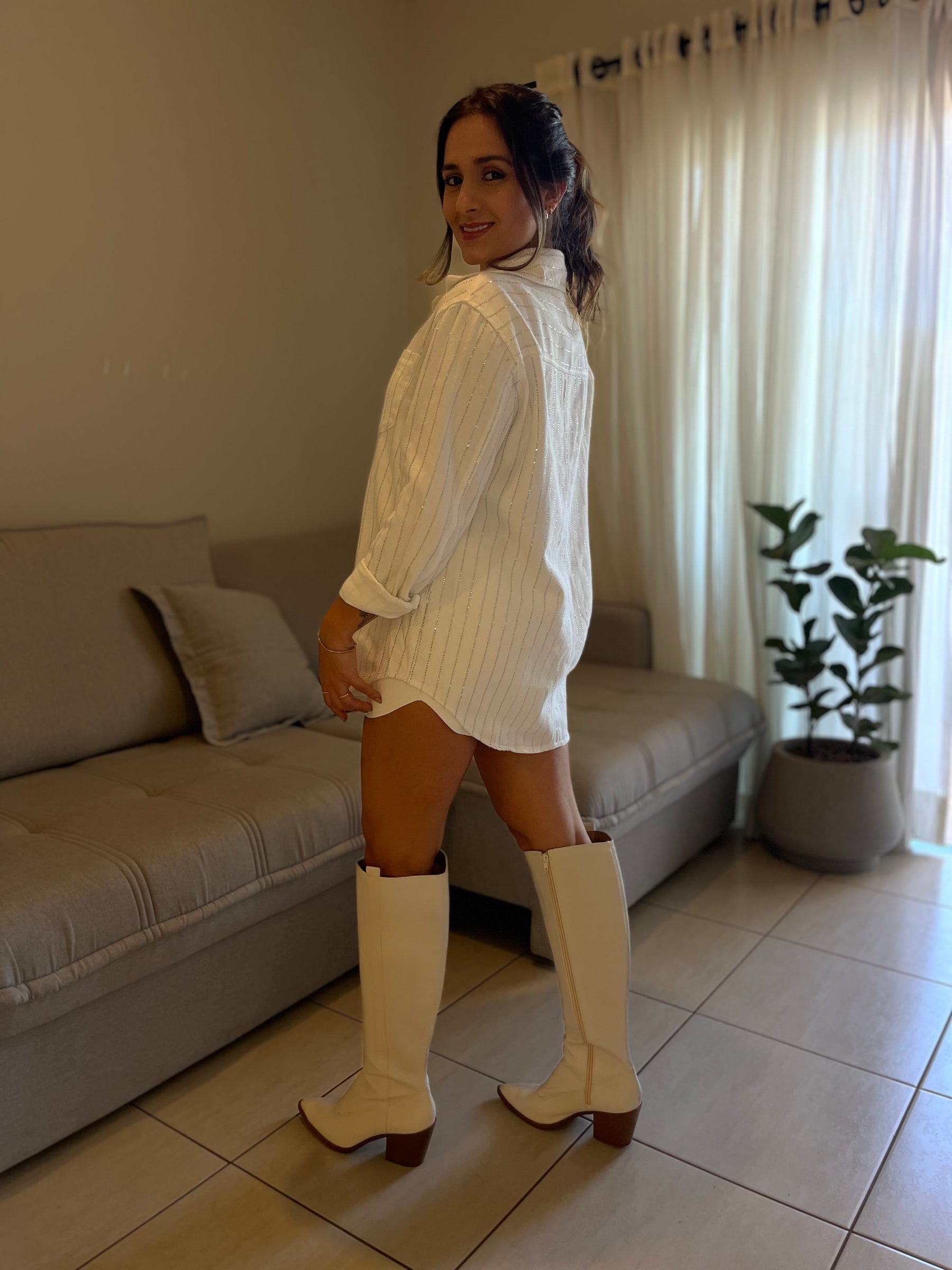 Jaqueta Jeans Oversized com Brilho Strass – Look Ana Castela
