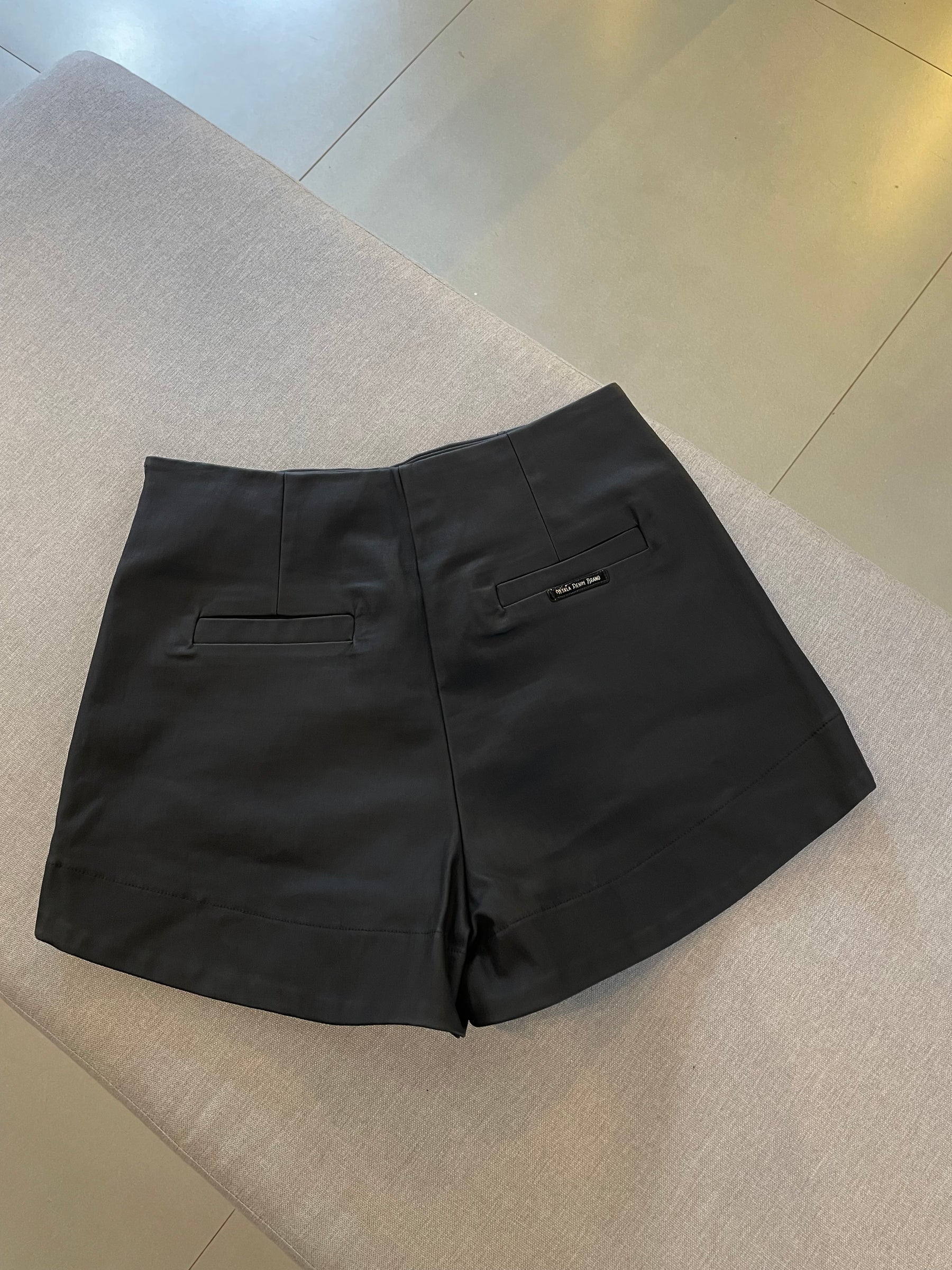 Shorts Hot Pant Resinado - Yeskla