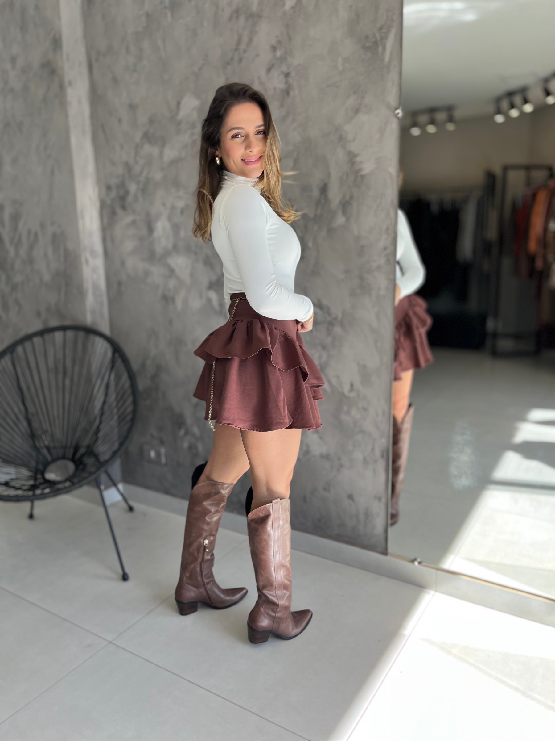 Saia Curta Rodada Feminina de Babados em Alfaiataria