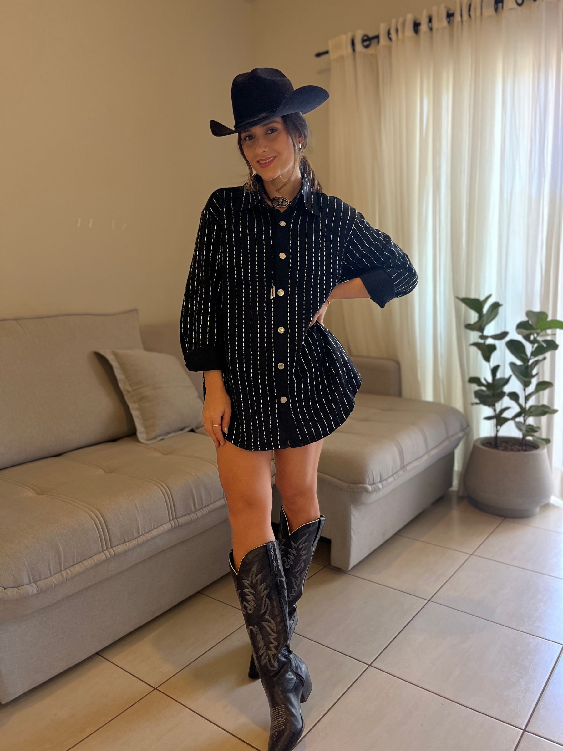 Jaqueta Jeans Oversized com Brilho Strass – Look Ana Castela
