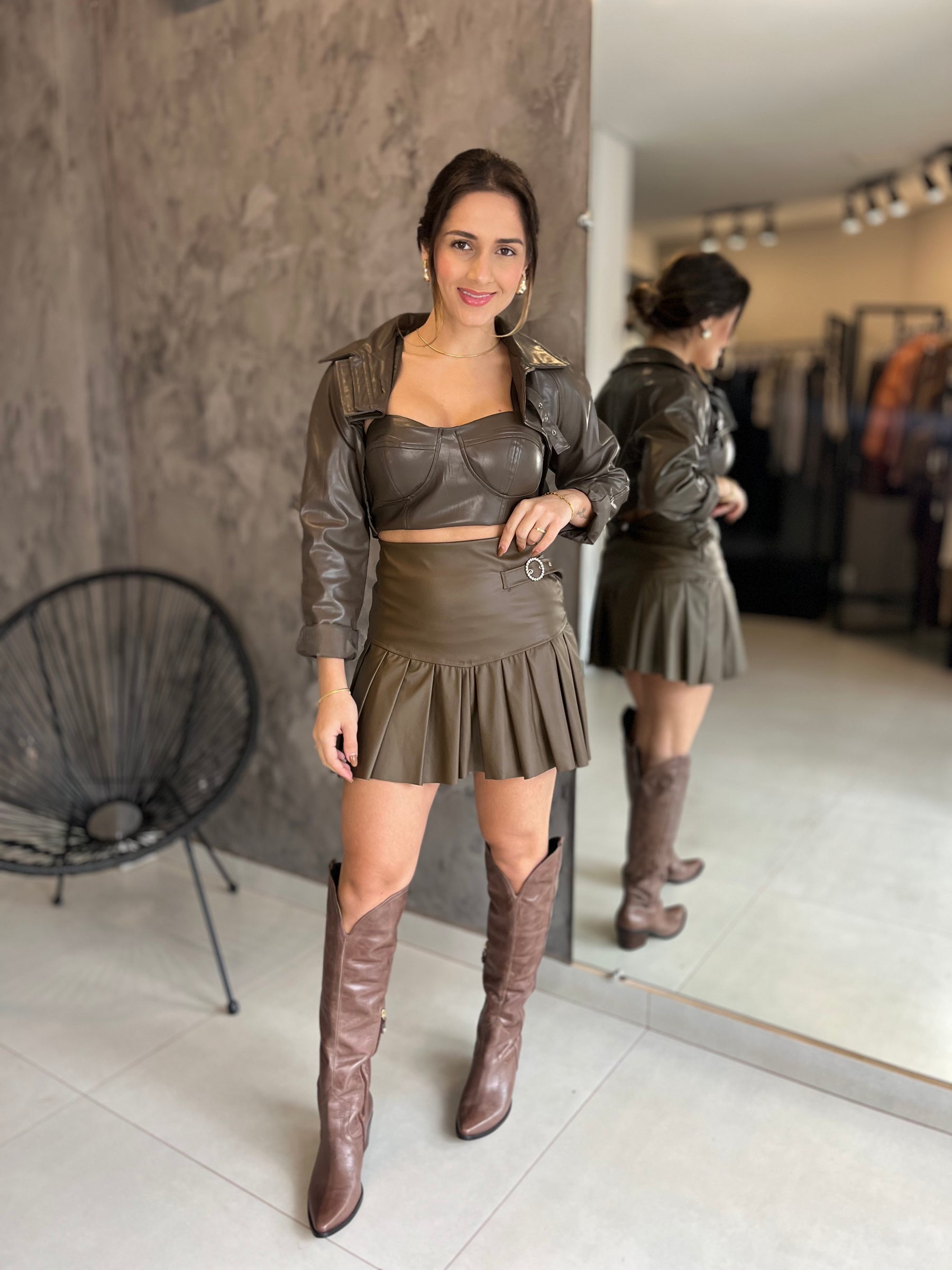 Conjunto Couro Feminino Western Marrom Saia de Pregas