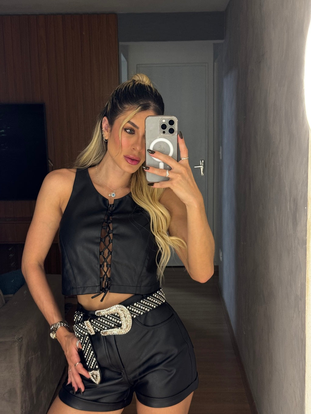 Cropped Feminino de Couro Trançado – Leona Martins