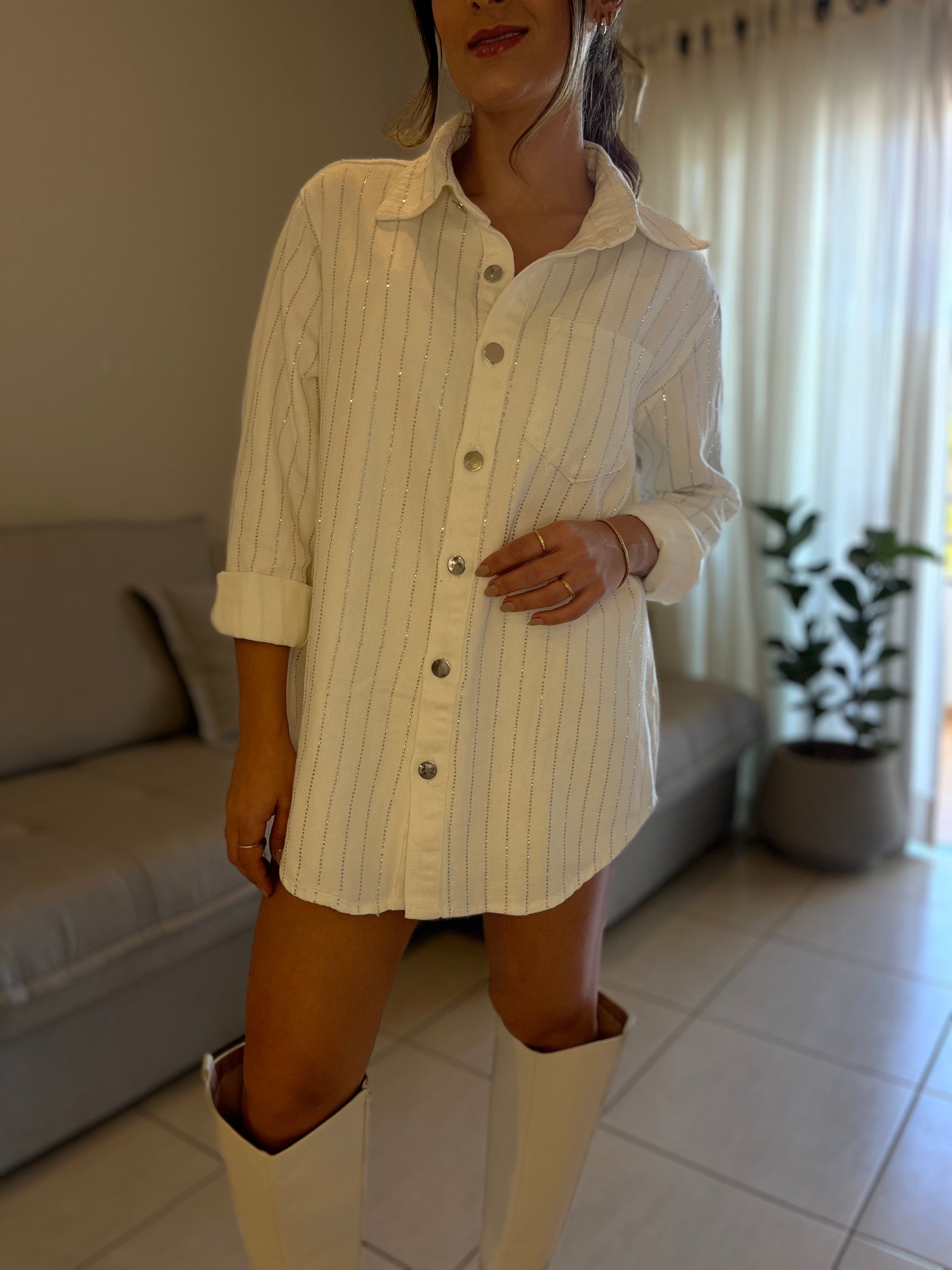Jaqueta Jeans Oversized com Brilho Strass – Look Ana Castela