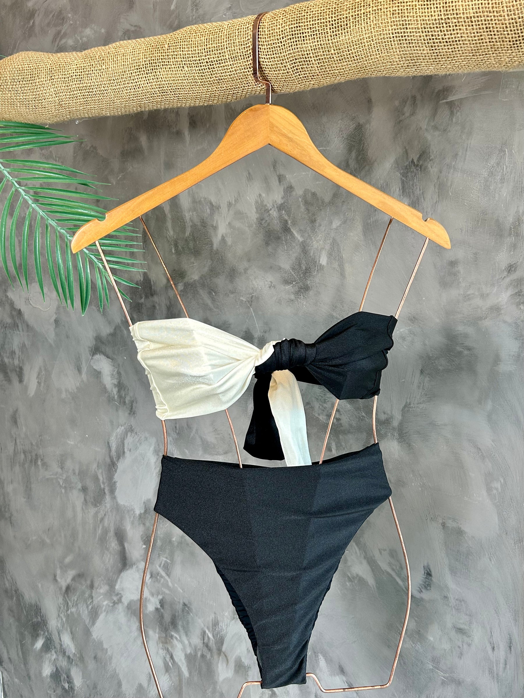 Biquini Hot Pant preto e branco