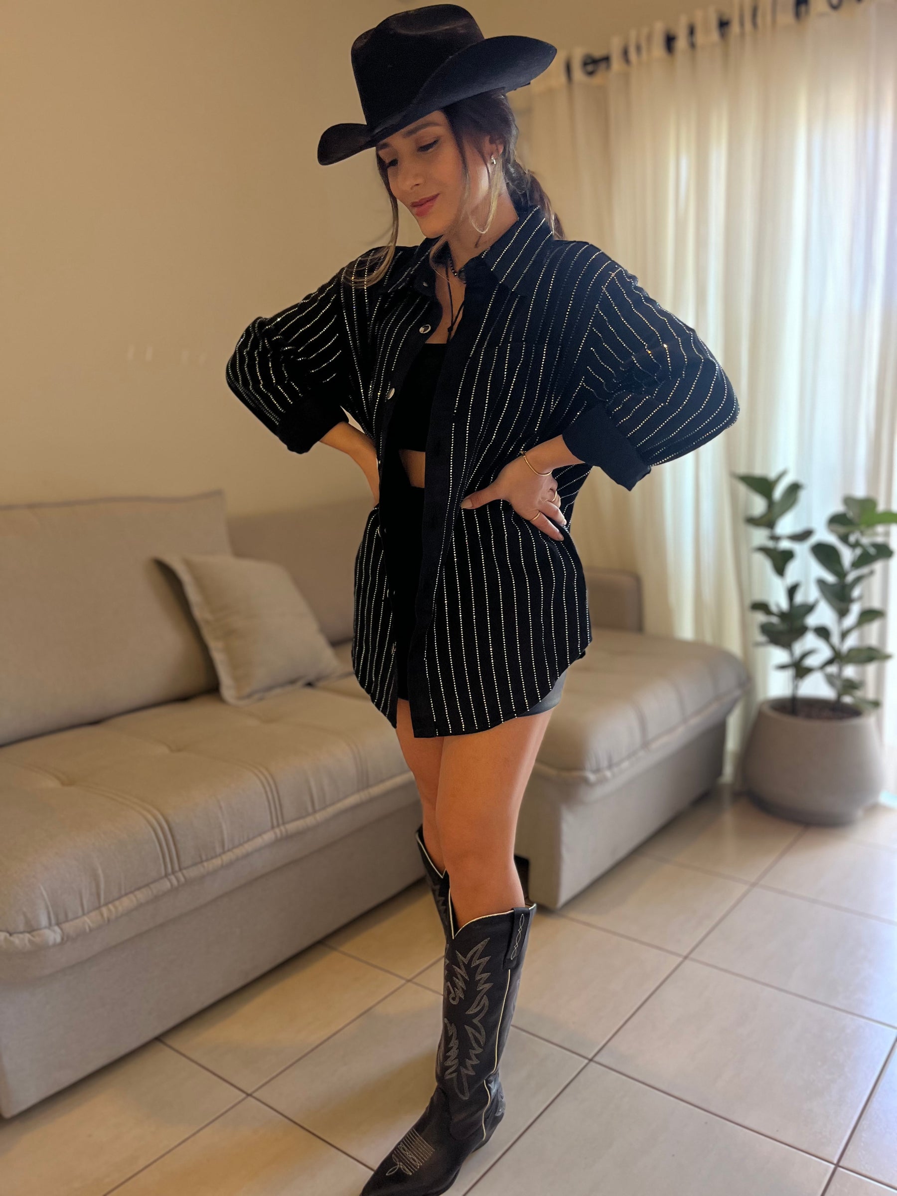 Jaqueta Jeans Oversized com Brilho Strass – Look Ana Castela