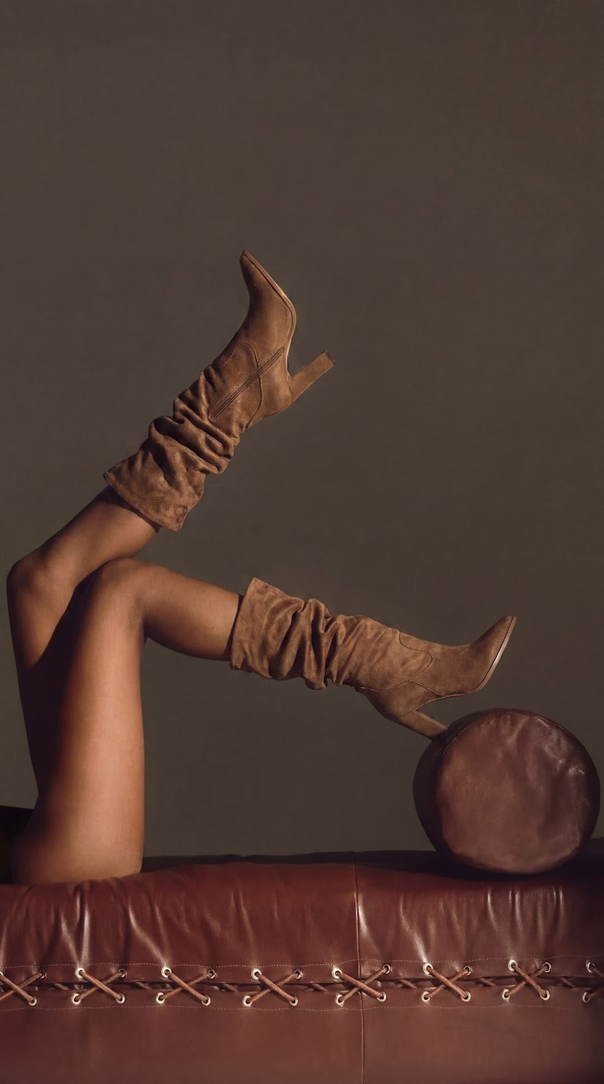 Bota Camurça Slouchy Betina Caramelo