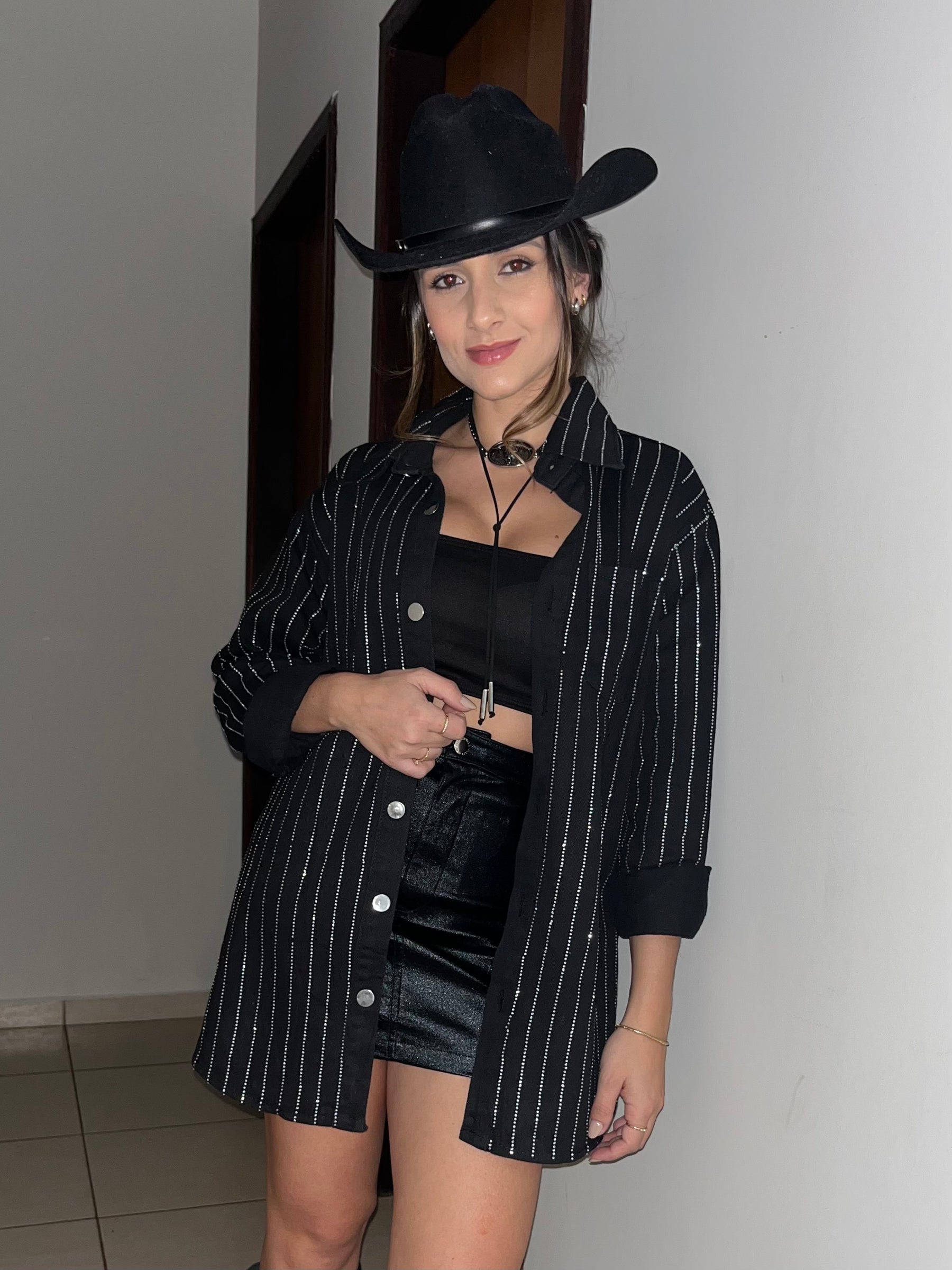 Jaqueta Jeans Oversized com Brilho Strass – Look Ana Castela