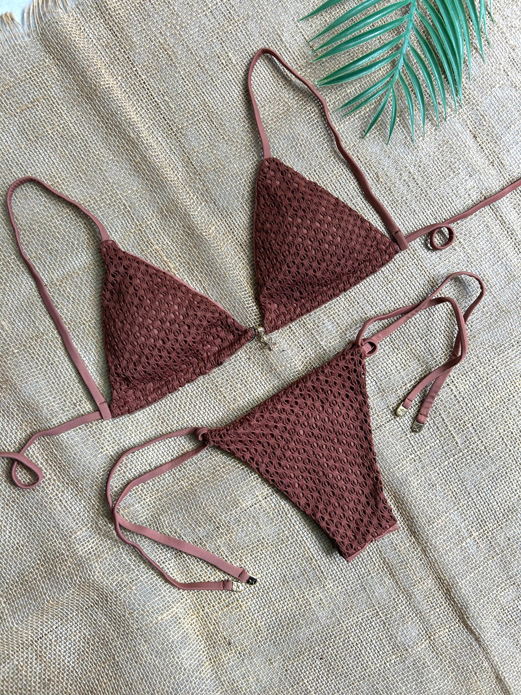 Biquini cortininha crochet Loren marrom