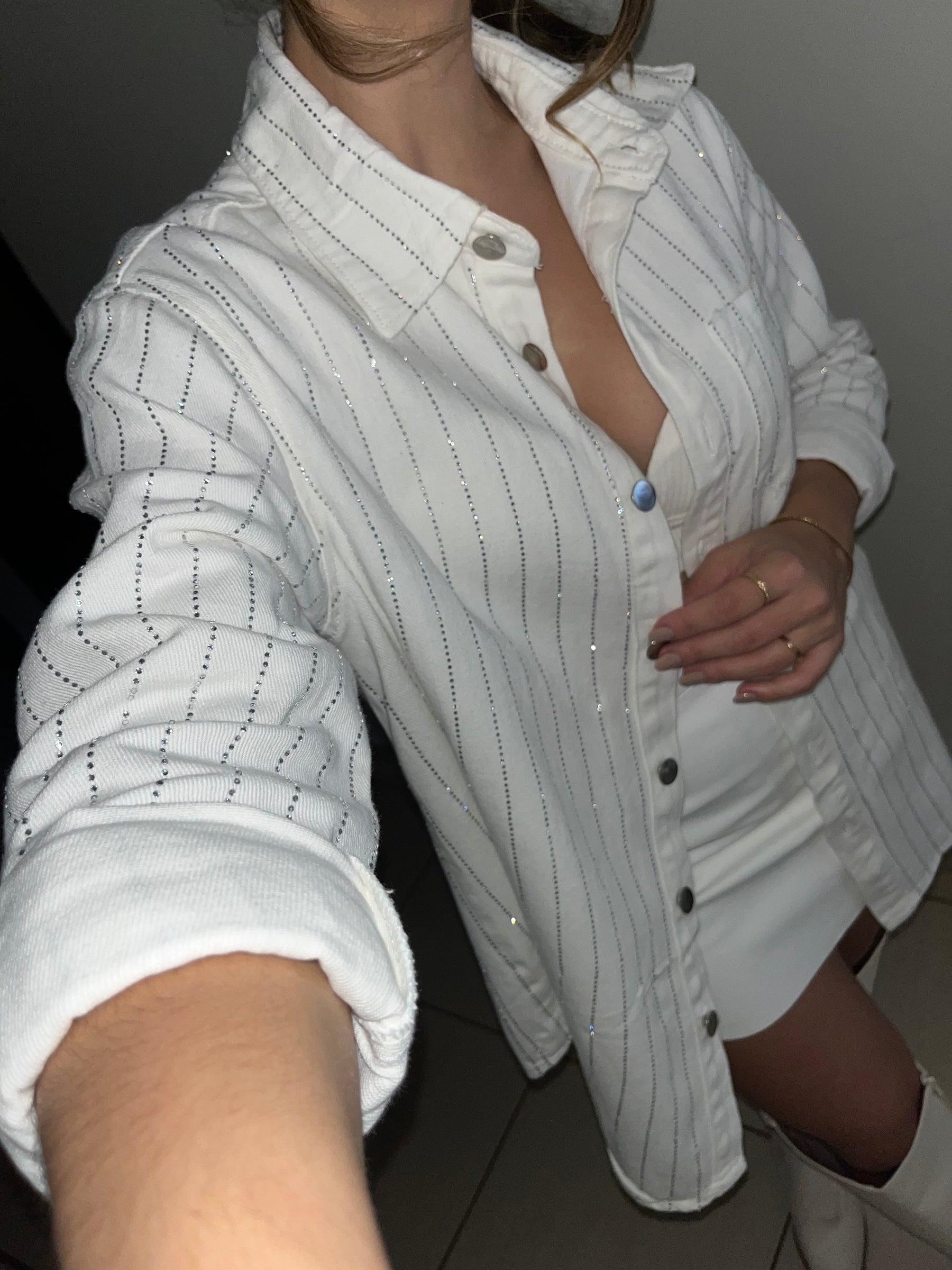 Jaqueta Jeans Oversized com Brilho Strass – Look Ana Castela