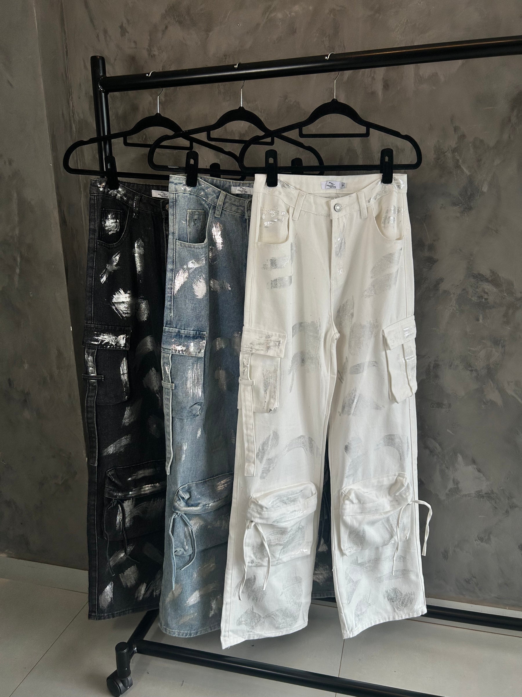 Calça Cargo Jeans Feminina Metalizada com Bolsos