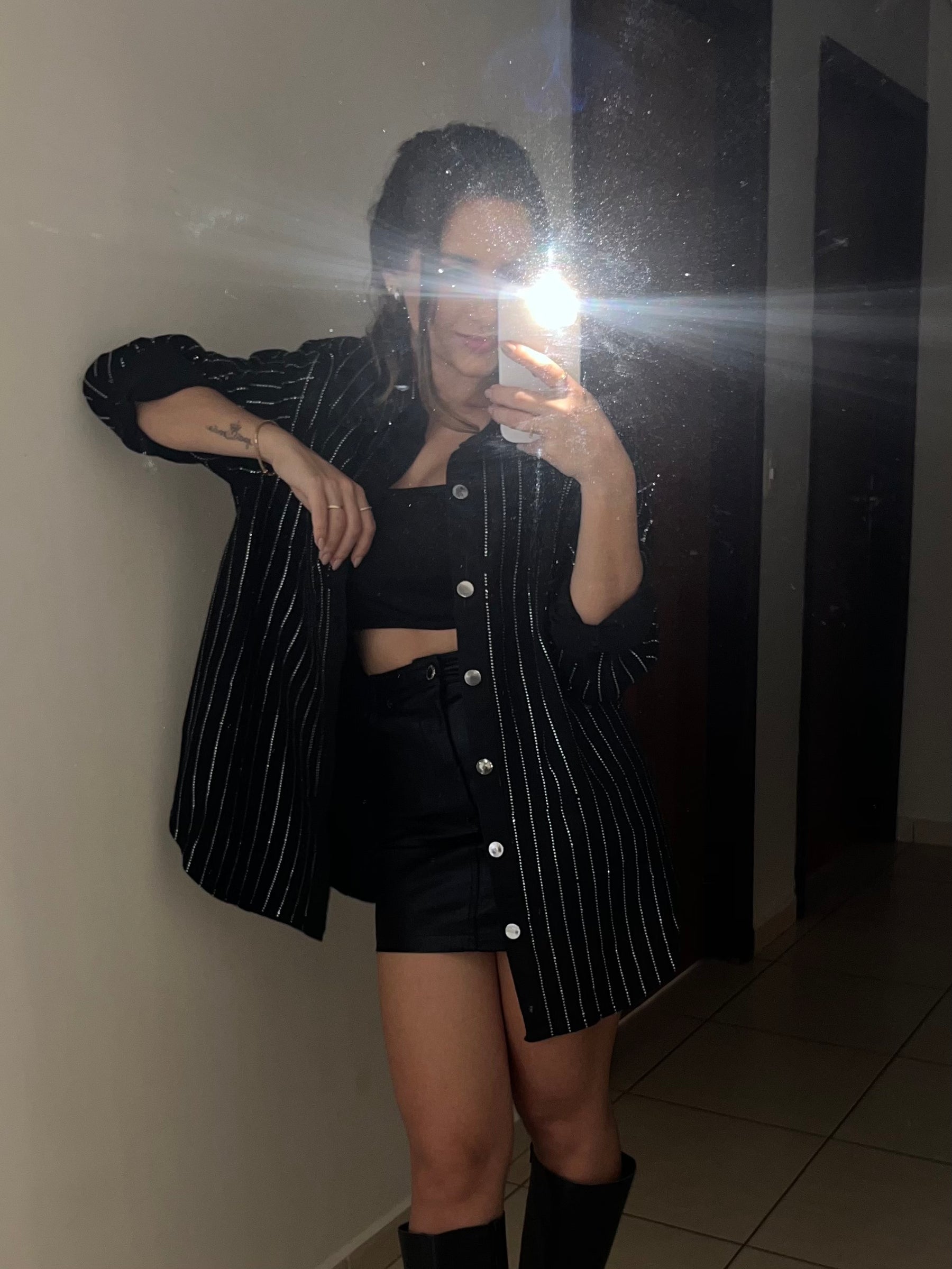 Jaqueta Jeans Oversized com Brilho Strass – Look Ana Castela