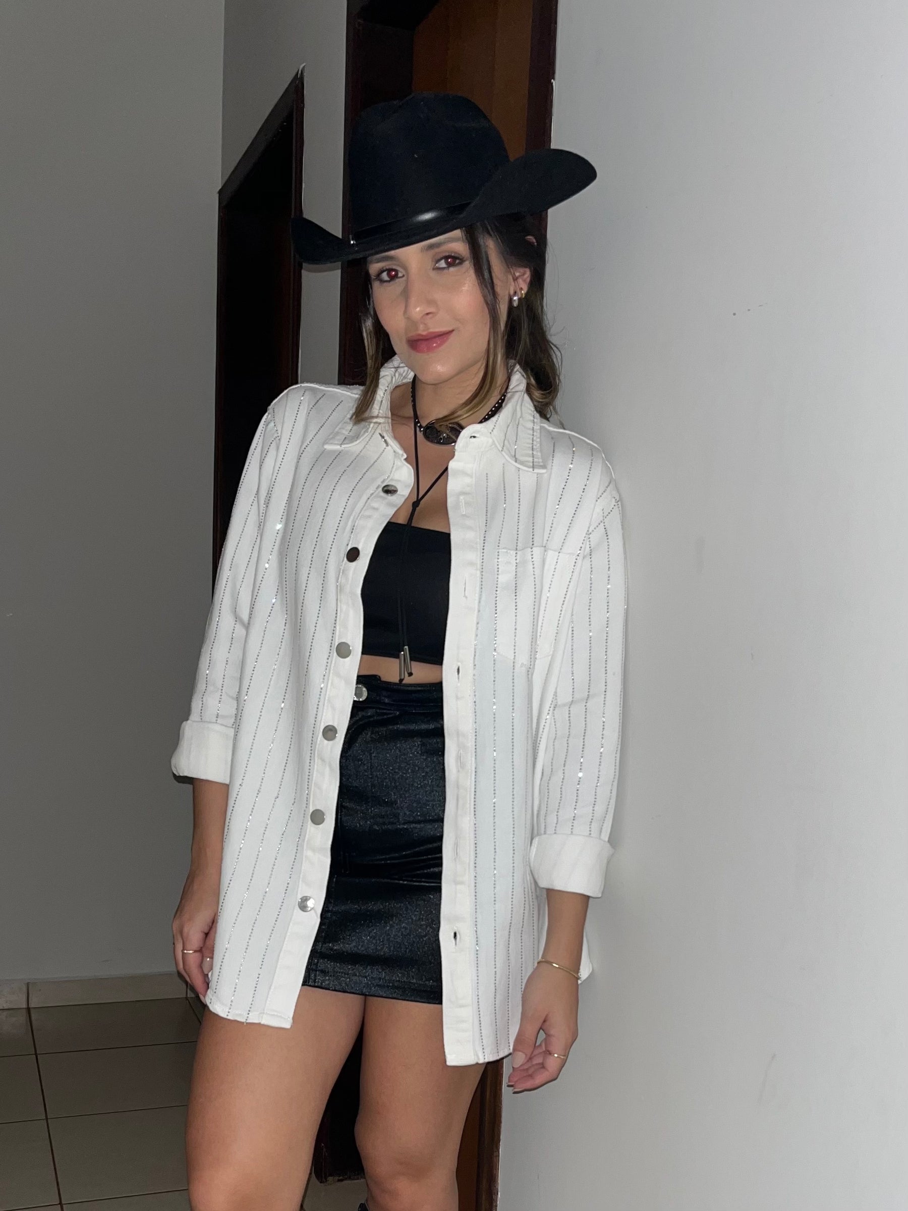 Jaqueta Jeans Oversized com Brilho Strass – Look Ana Castela