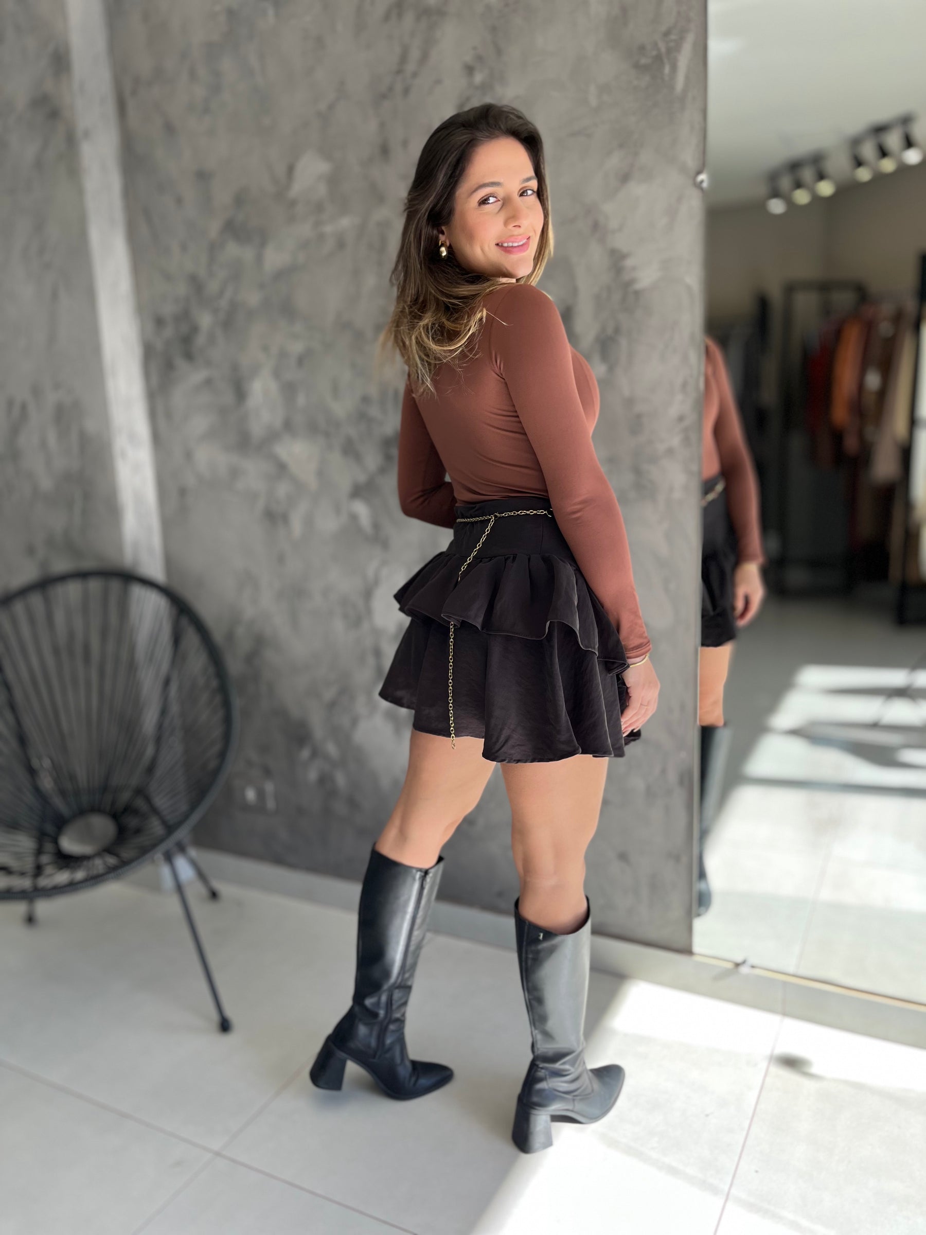 Saia Curta Rodada Feminina de Babados em Alfaiataria