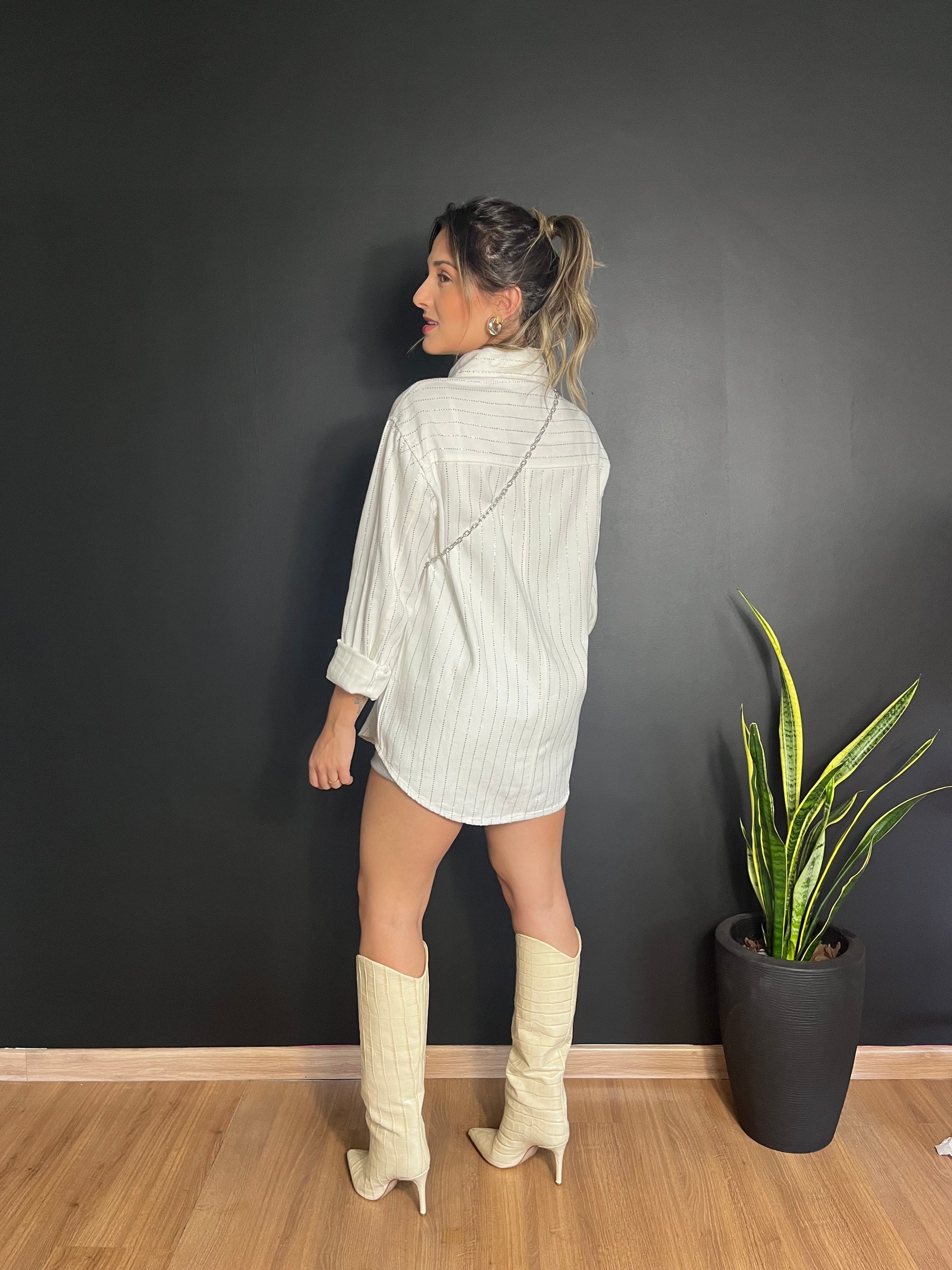 Jaqueta Jeans Oversized com Brilho Strass – Look Ana Castela