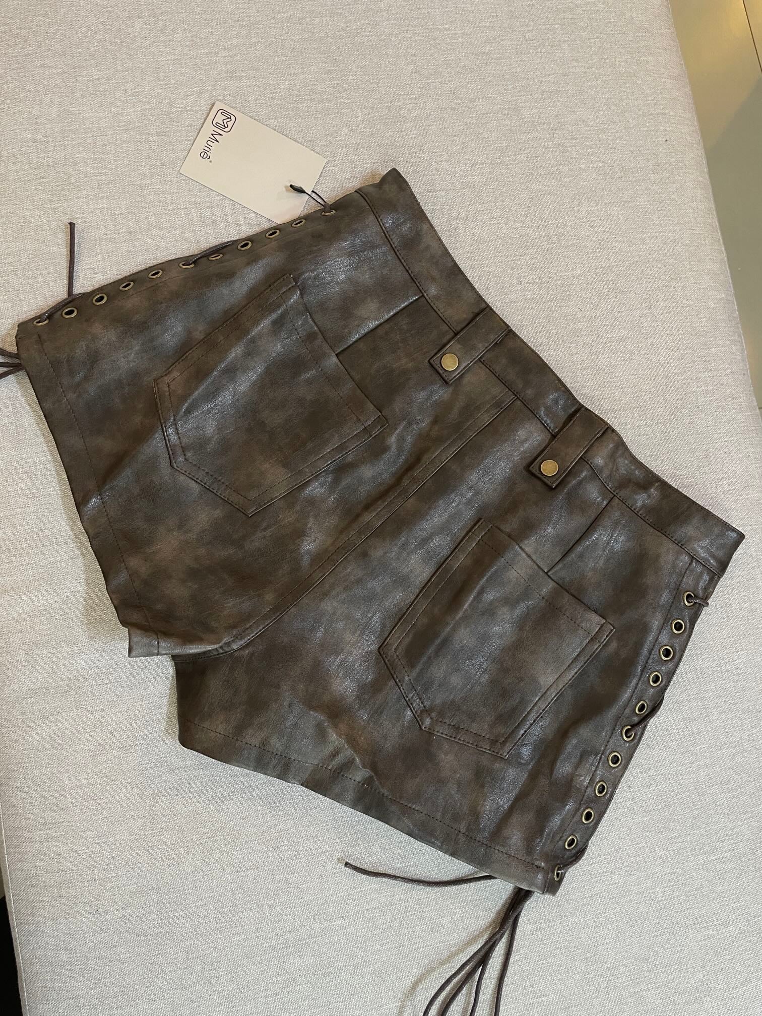 Micro Shorts Couro Ilhós Marrom