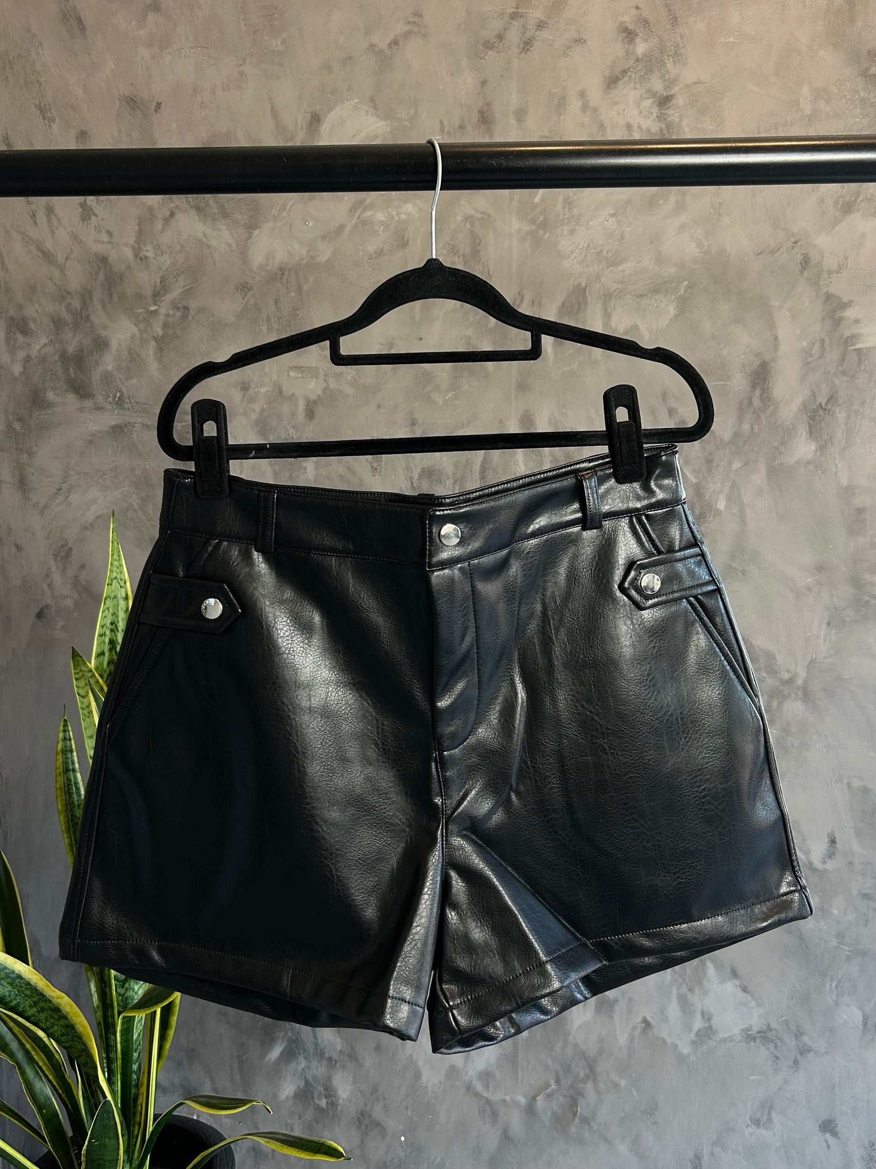 Shorts Curto Couro PU - Yeskla