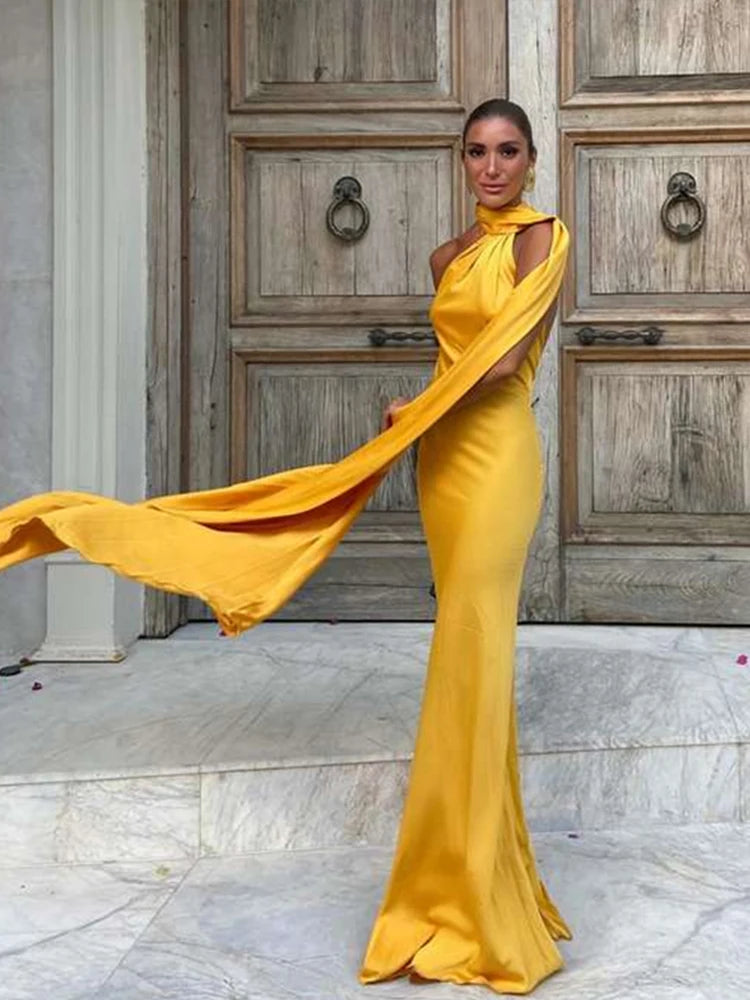 Vestido Longo de Cetim Ombro Único e Capa Lateral Melissa para Festa