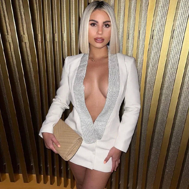 Vestido Blazer Branco com Brilho e Decote Profundo – Moda Festa Luxuosa