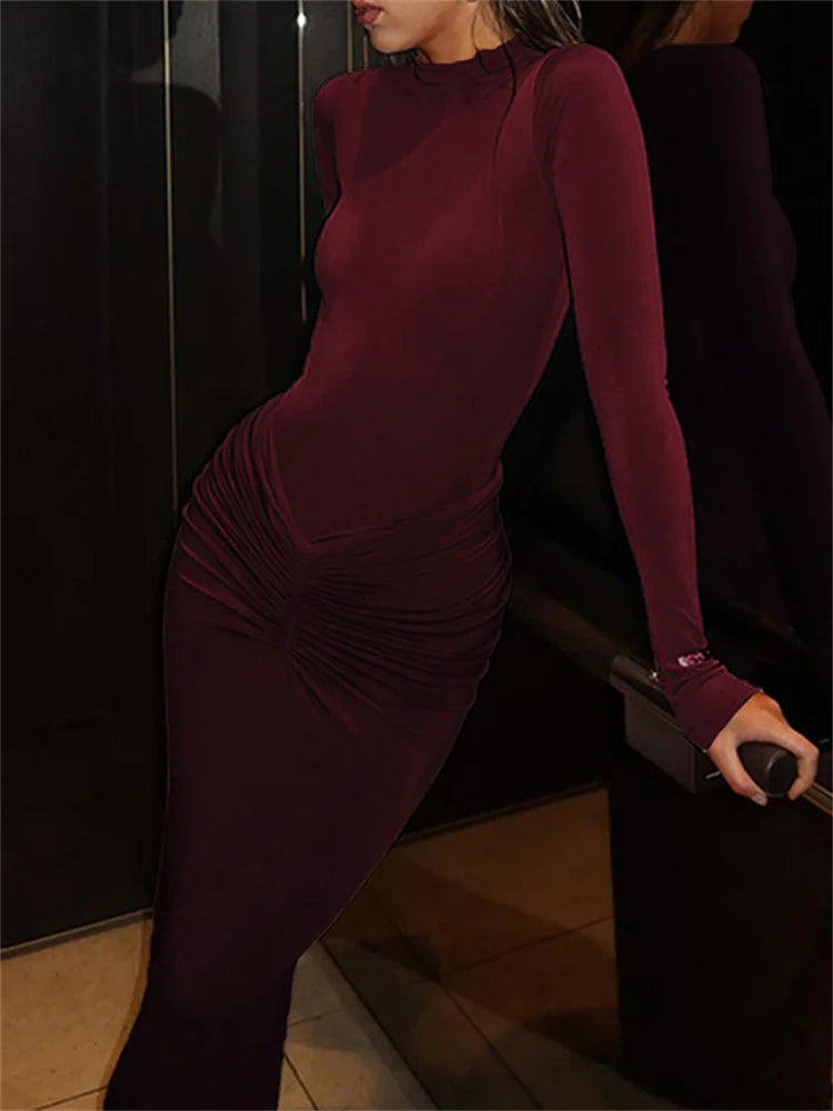 Vestido Longo Feminino Justo com Manga Longa e Gola Alta – Elegância Minimalista