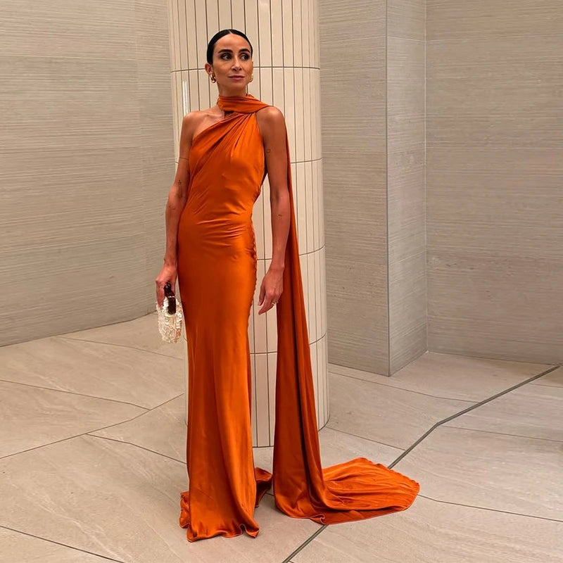 Vestido Longo de Cetim Ombro Único e Capa Lateral Melissa para Festa