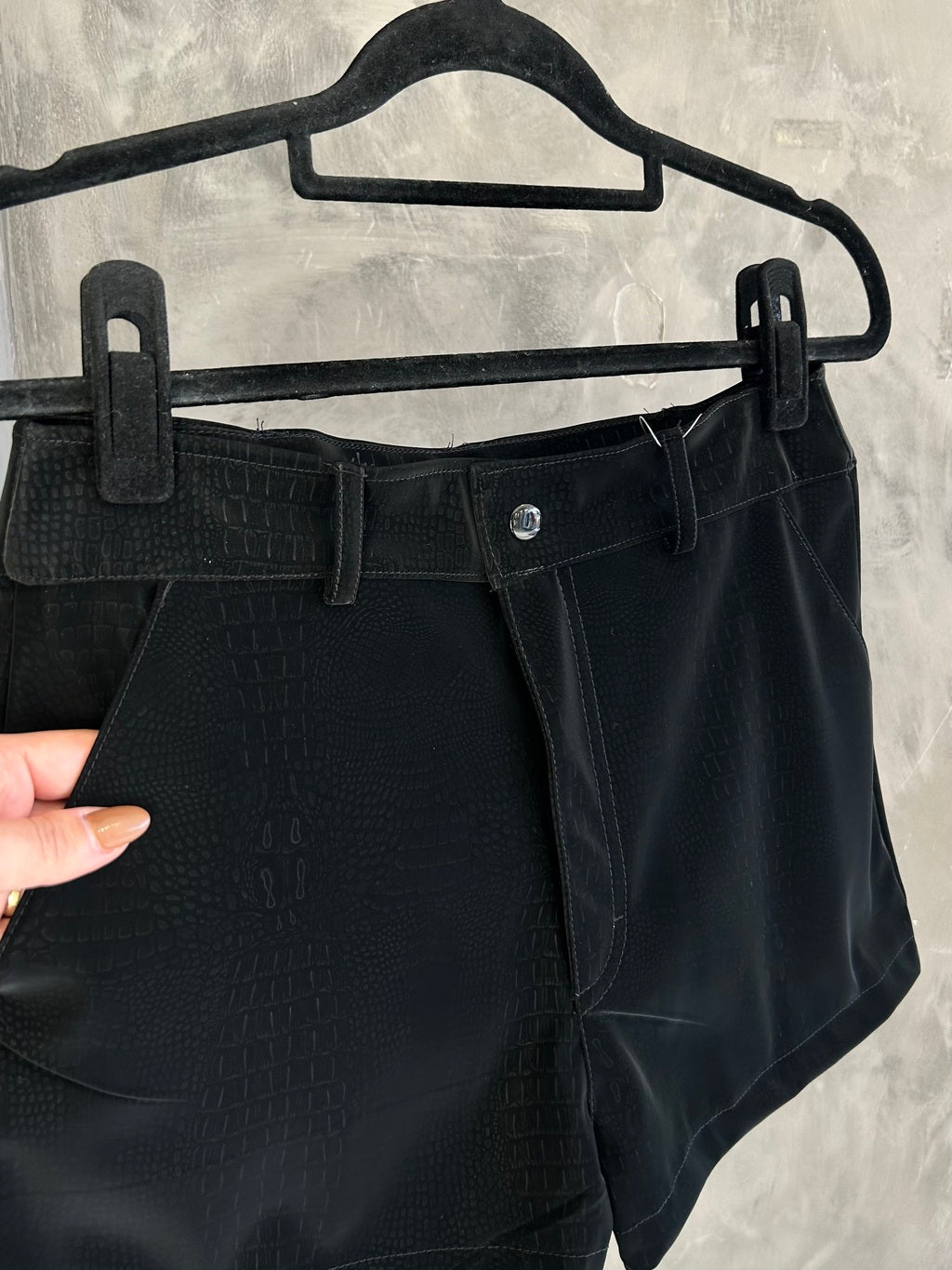 Shorts couro em veludo