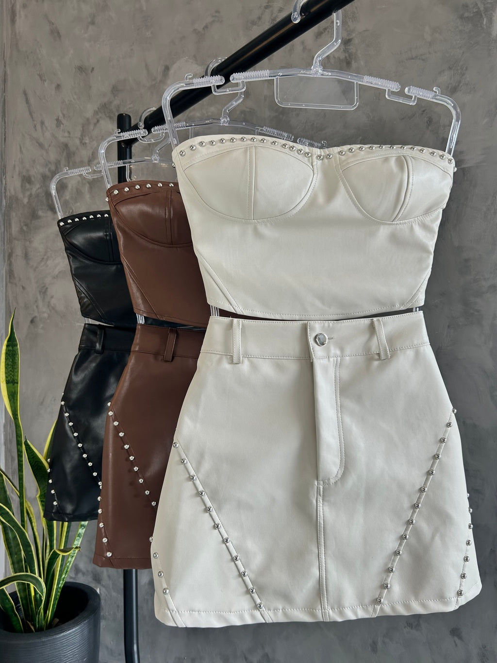 Conjunto Feminino em Couro com Tachas Western