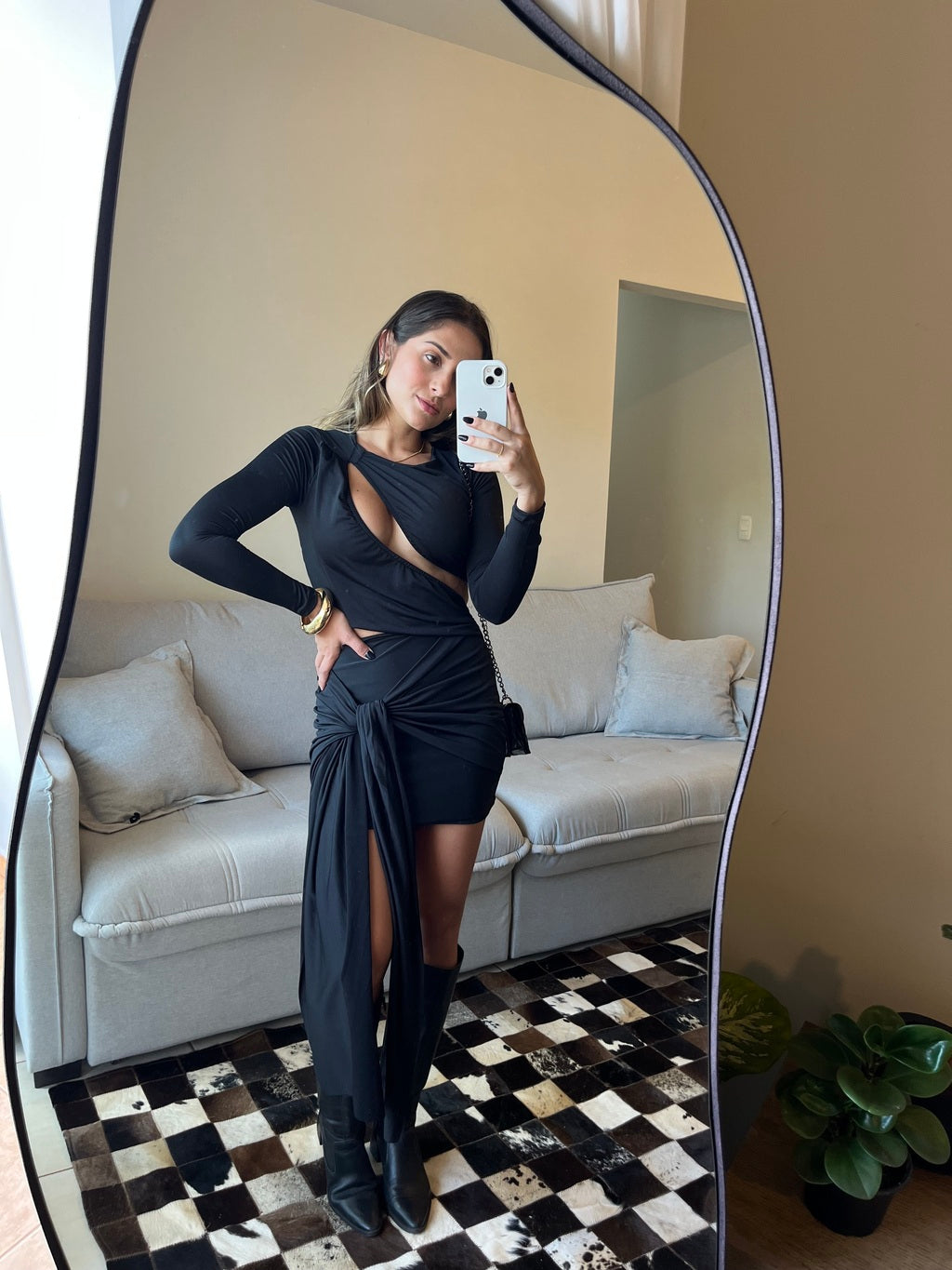 Vestido Curto Manga Longa Recortes