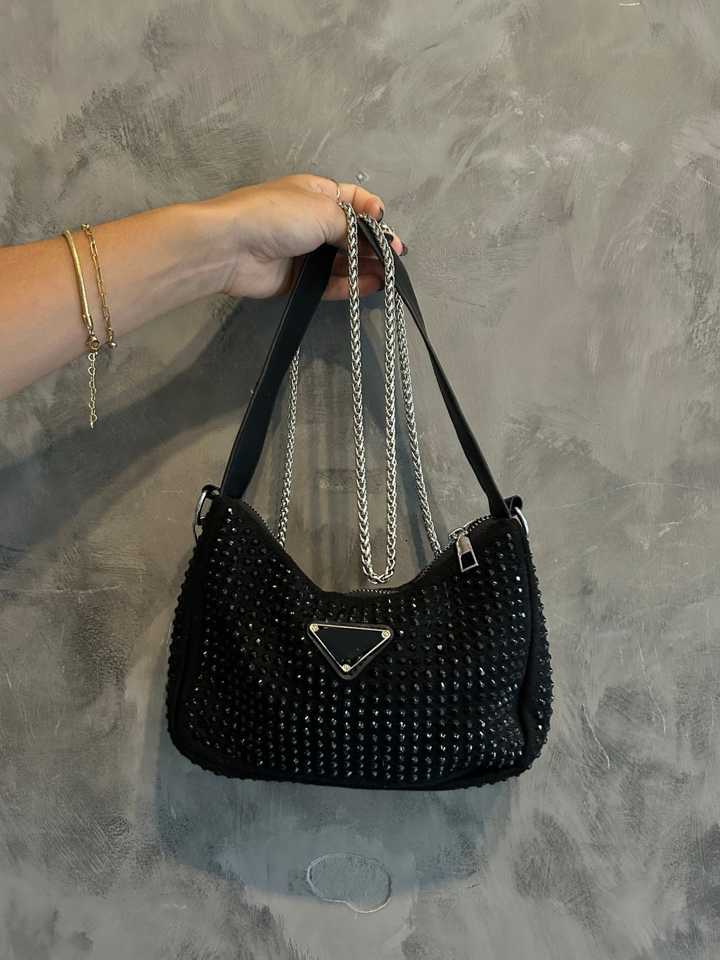 Bolsa cravejada prada