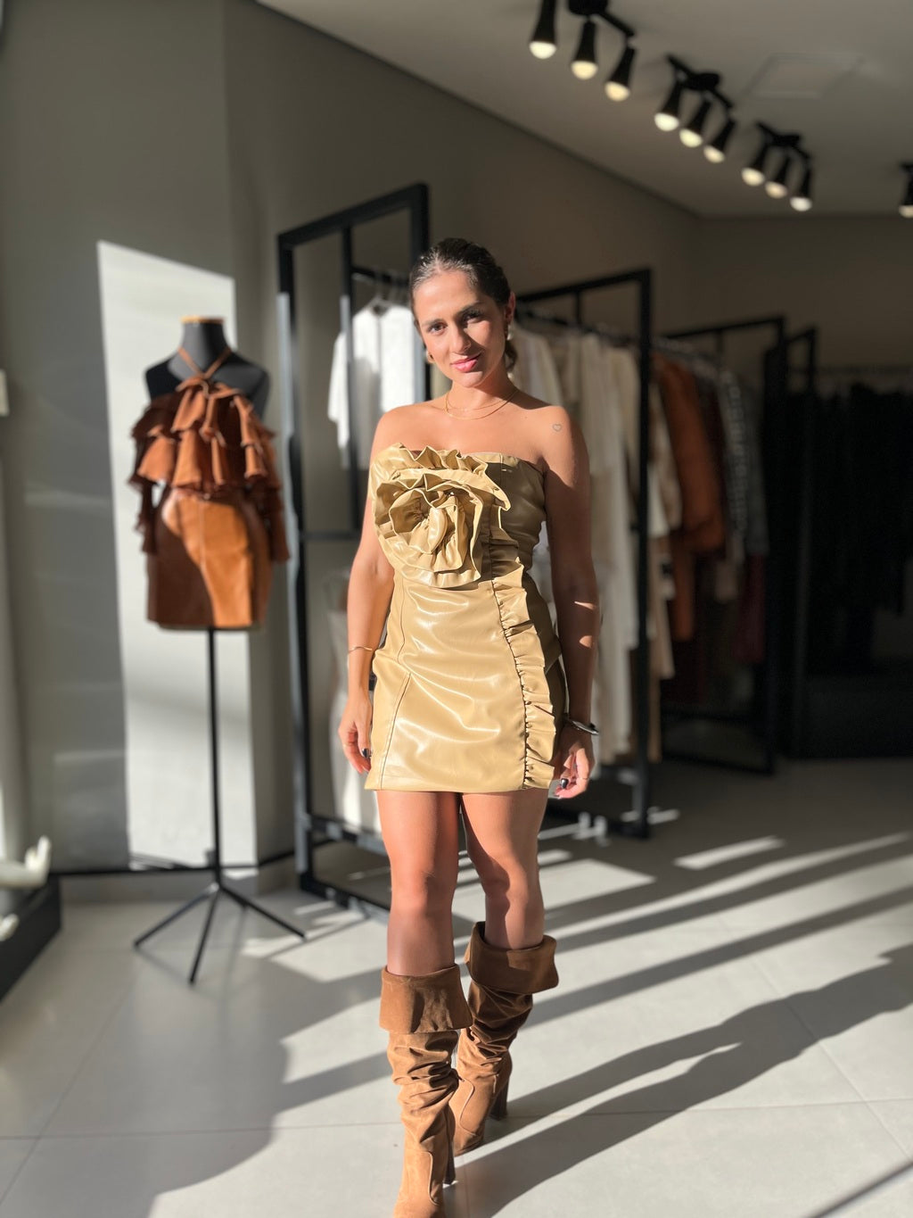 Vestido Curto Couro Flor