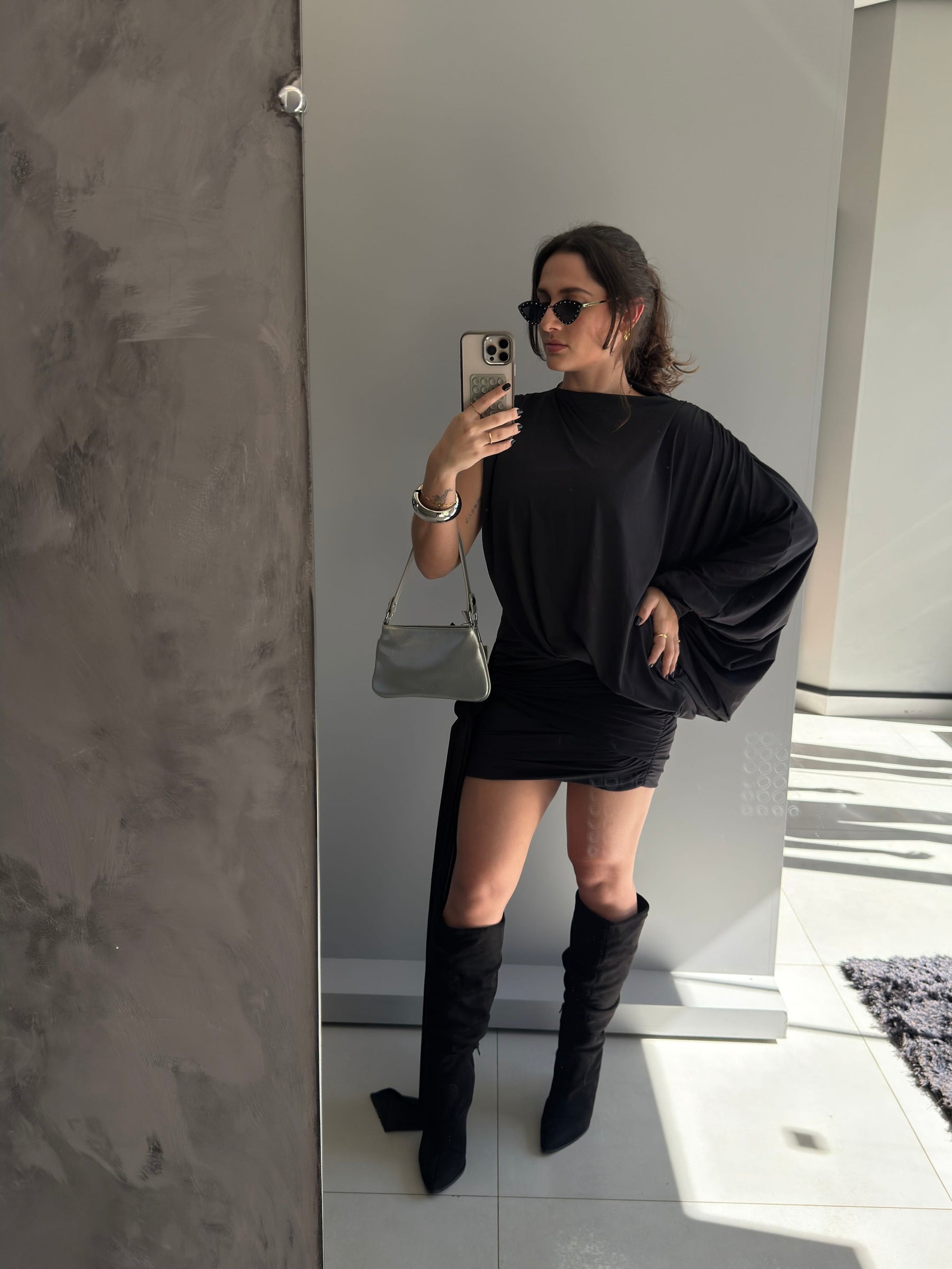 Vestido Curto Manga Única Tati