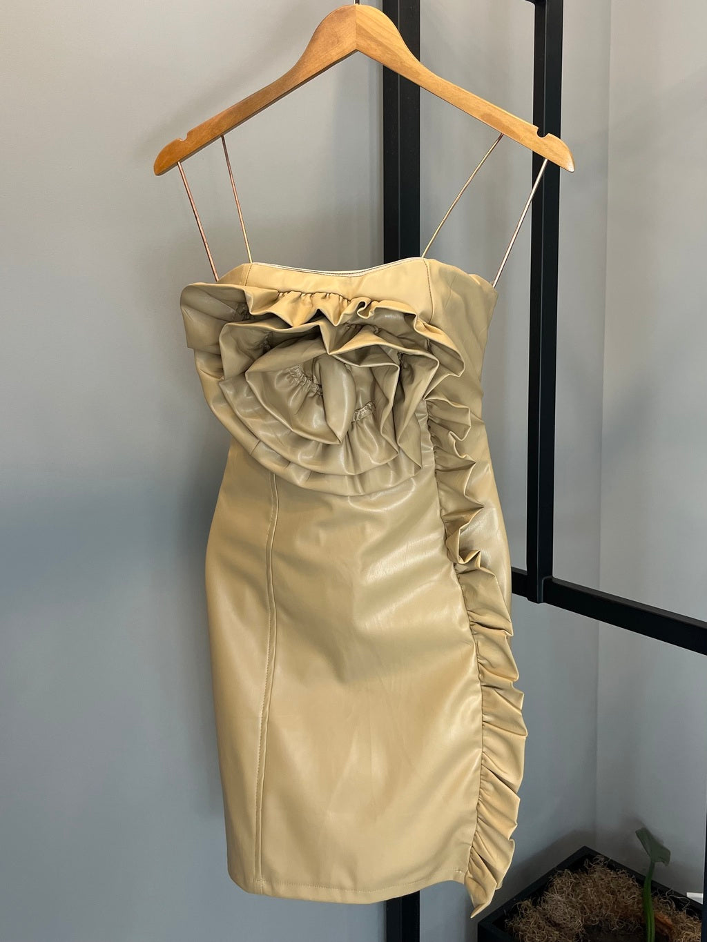 Vestido Curto Couro Flor