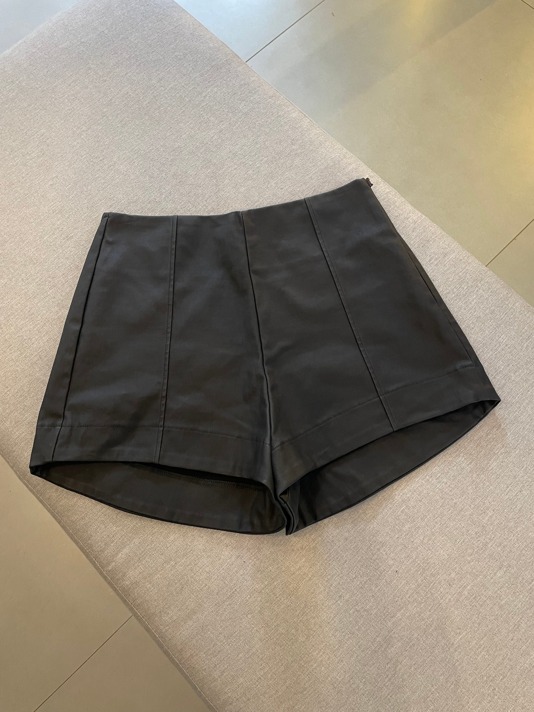 Shorts Hot Pant Resinado - Yeskla