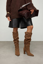 Bota Camurça Slouchy Betina Caramelo