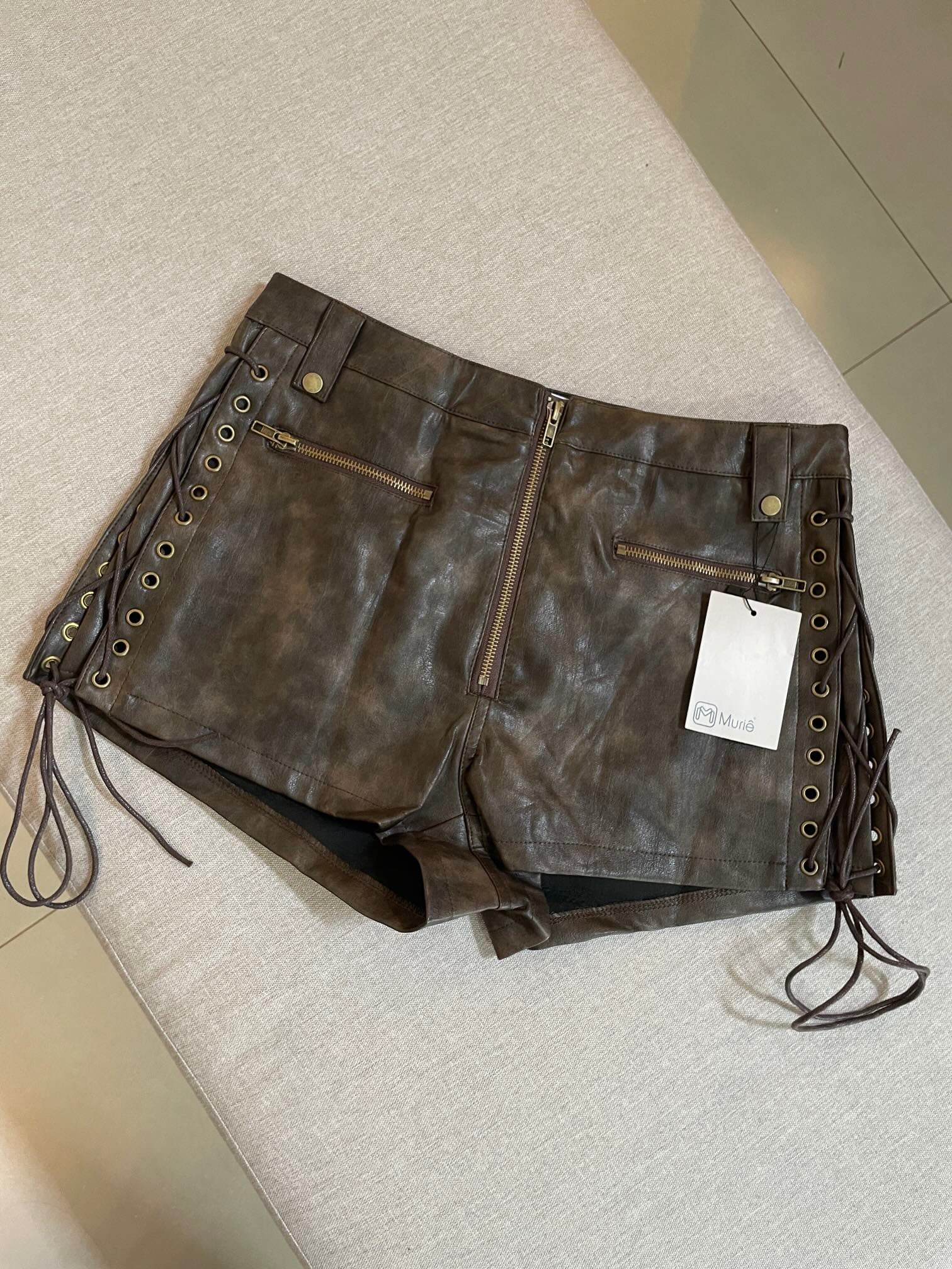 Micro Shorts Couro Ilhós Marrom