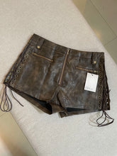 Micro Shorts Couro Ilhós Marrom