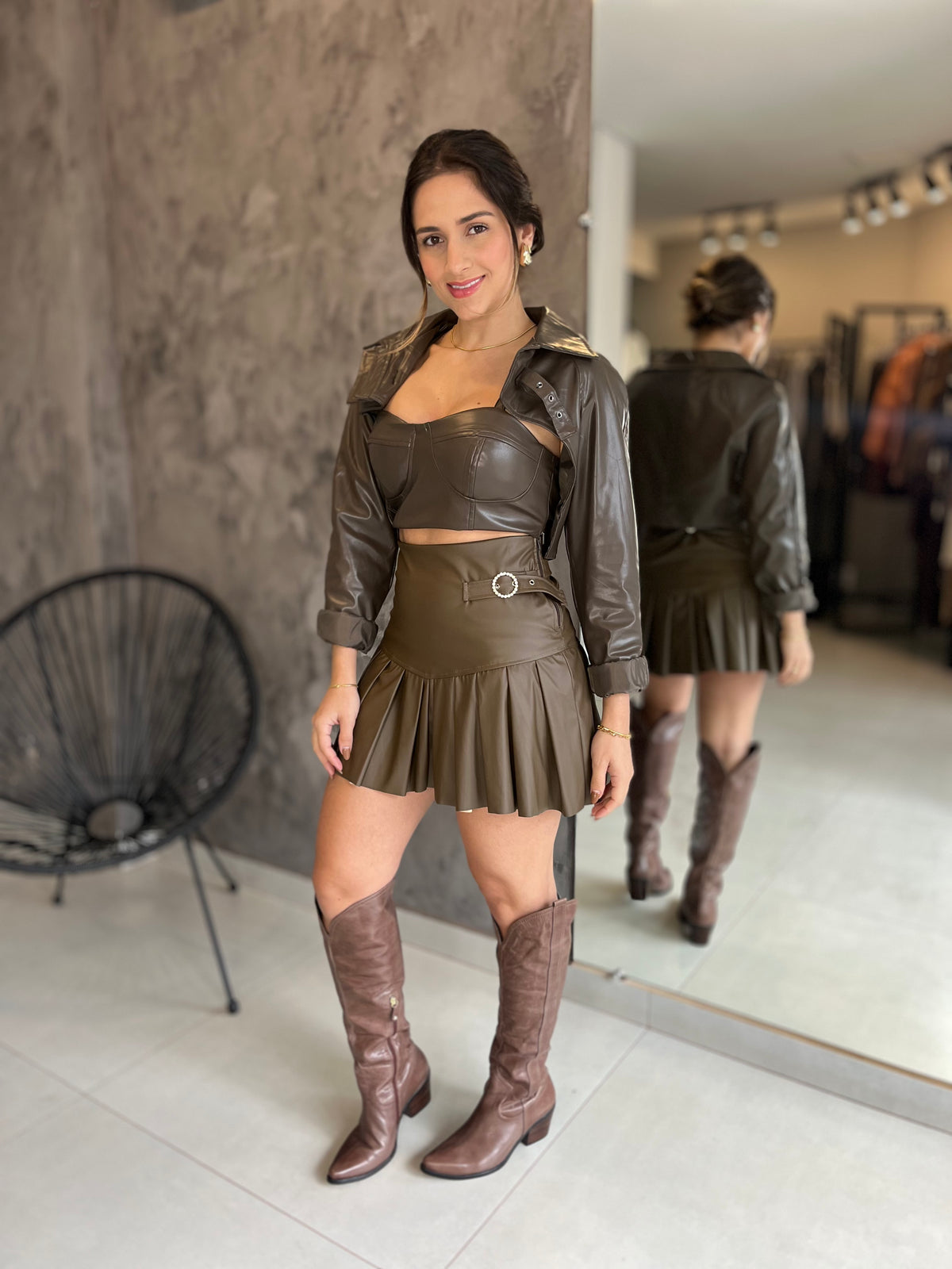 Conjunto Couro Feminino Western Marrom Saia de Pregas