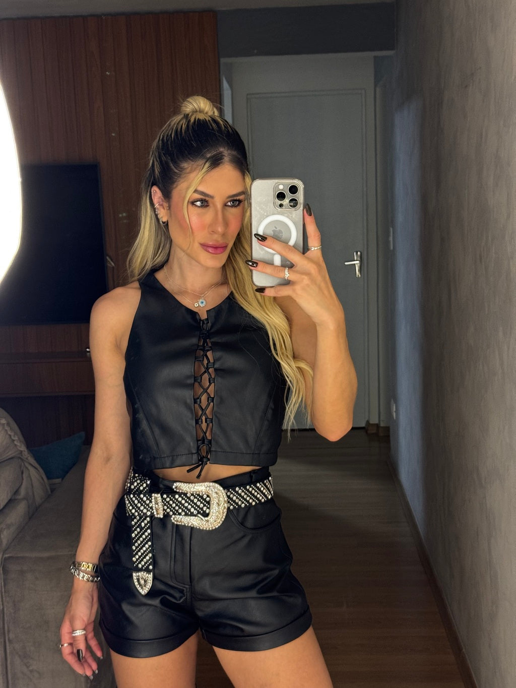 Shorts Feminino Curto de Couro- Leona Martins