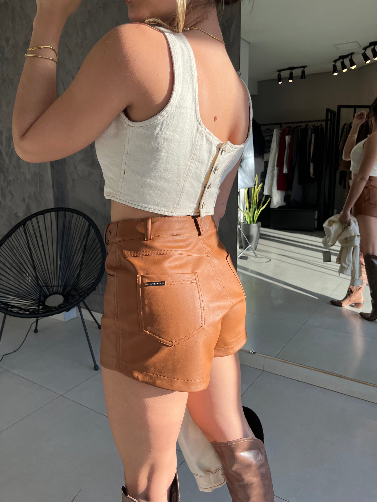 Shorts Feminino Curto de Couro- Leona Martins