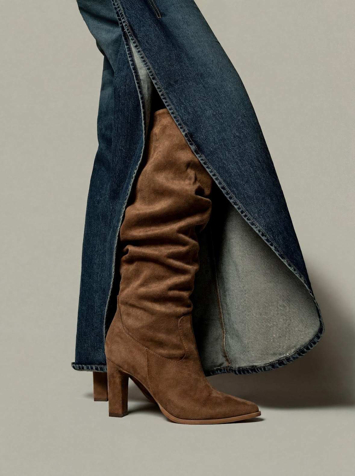 Bota Camurça Slouchy Betina Caramelo