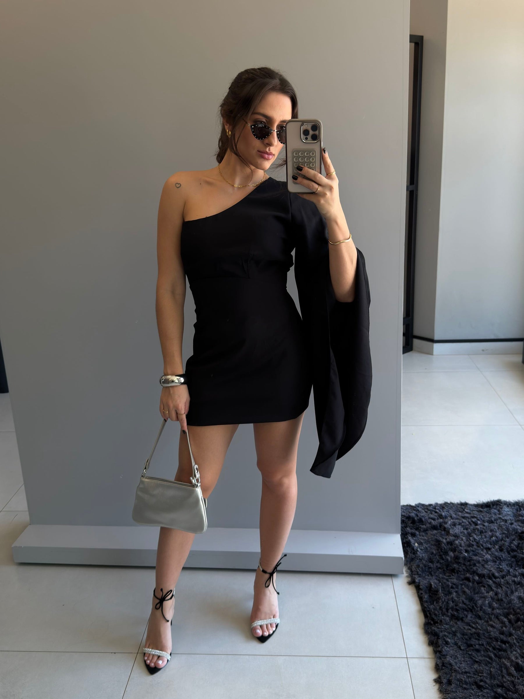 Vestido Curto Manga Única Flare de Vesta