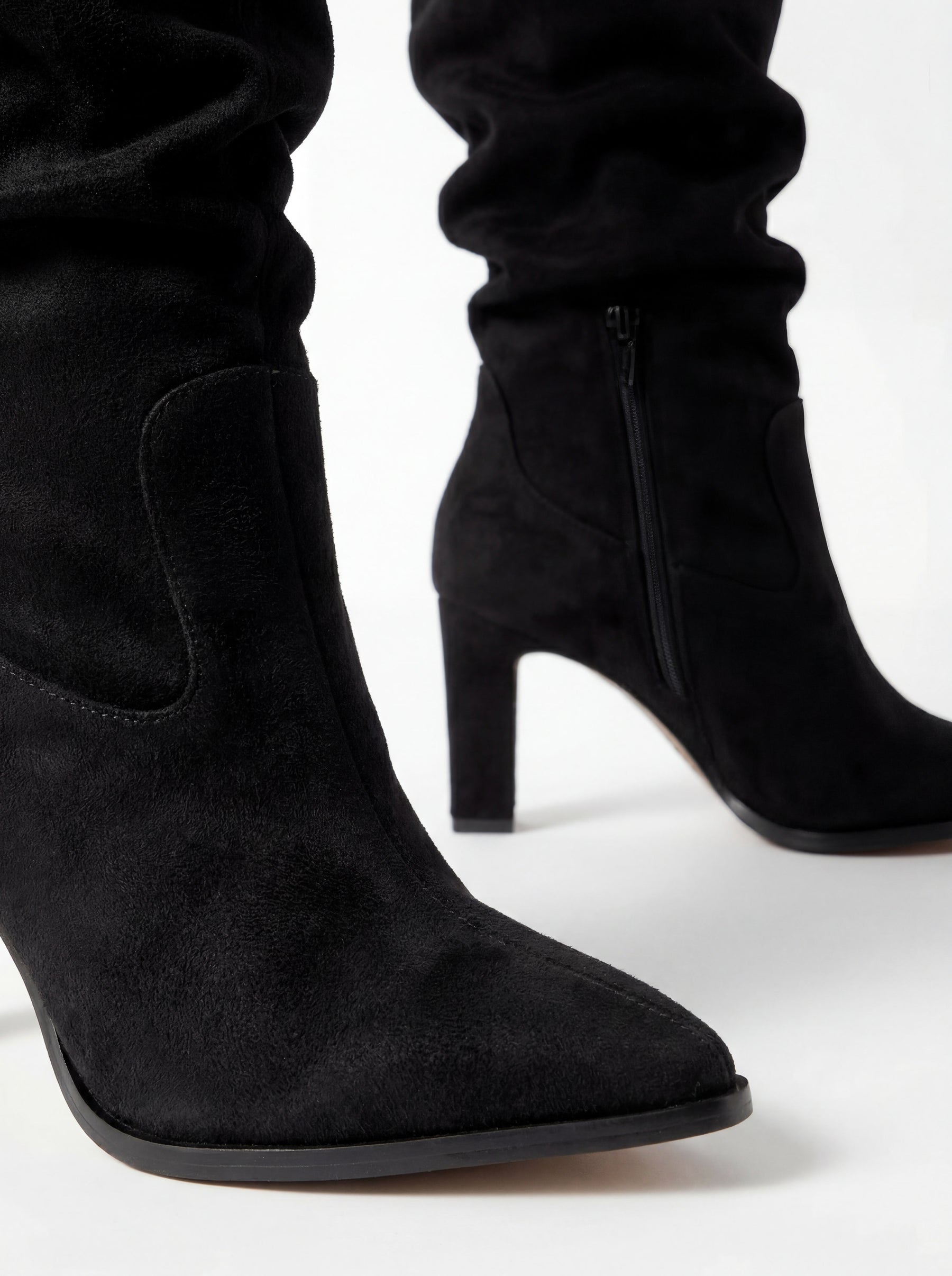 Bota Camurça Slouchy Betina Preta