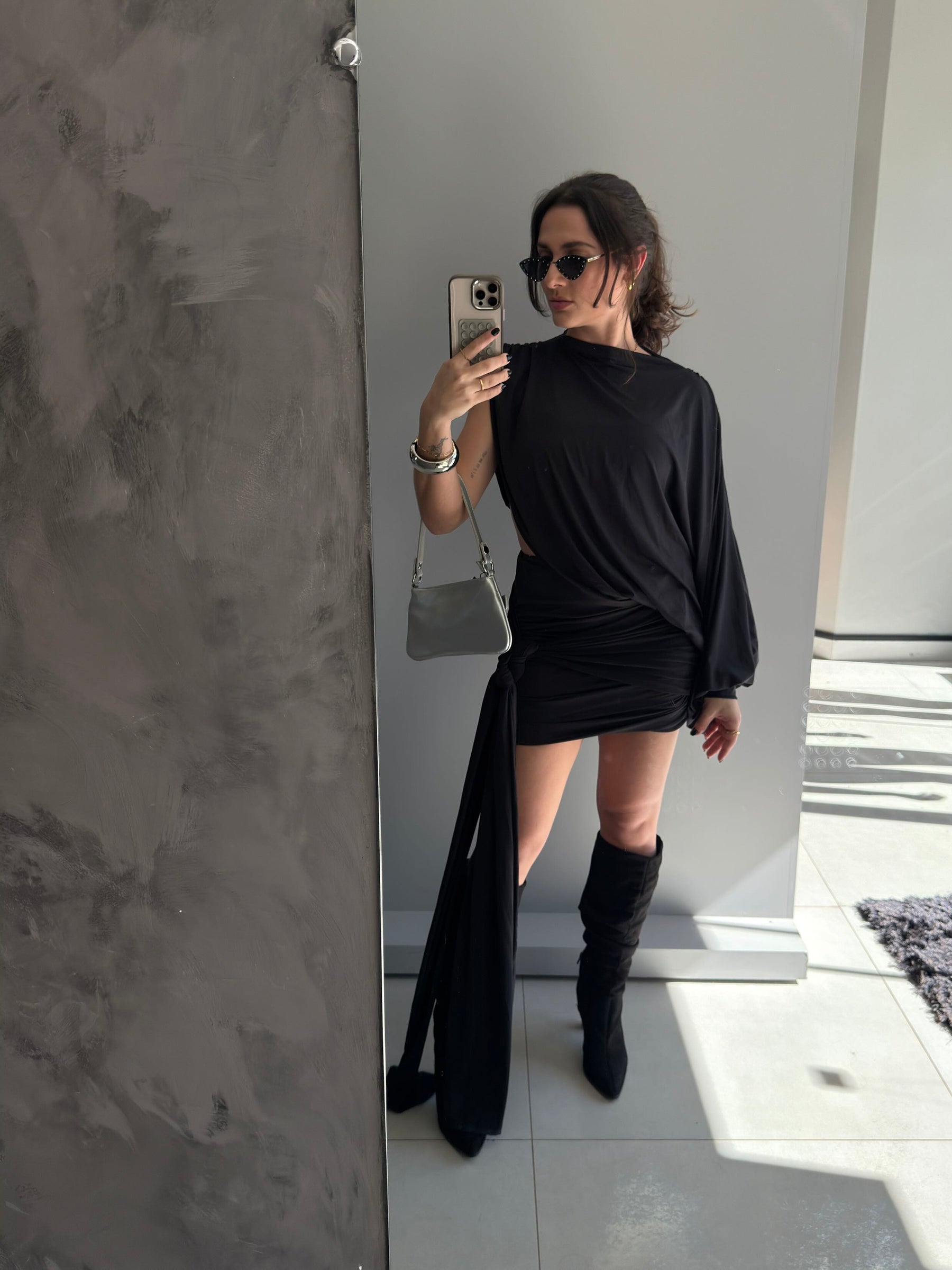 Vestido Curto Manga Única Tati