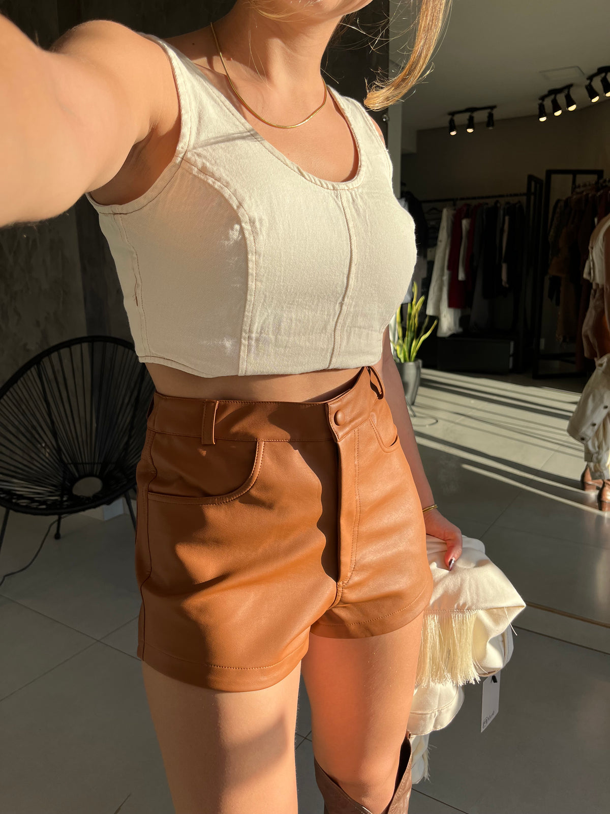 Shorts Feminino Curto de Couro- Leona Martins