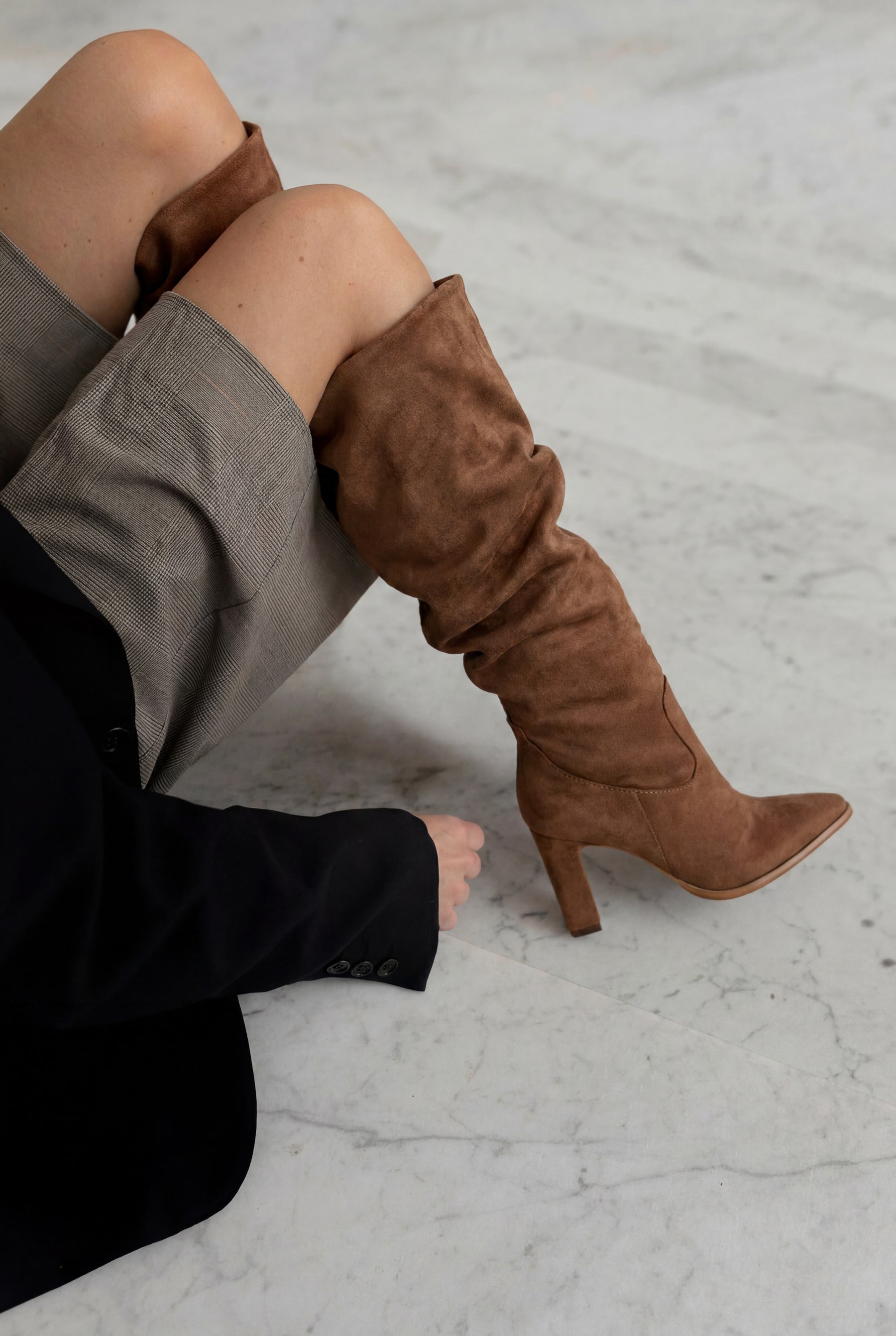 Bota Camurça Slouchy Betina Caramelo