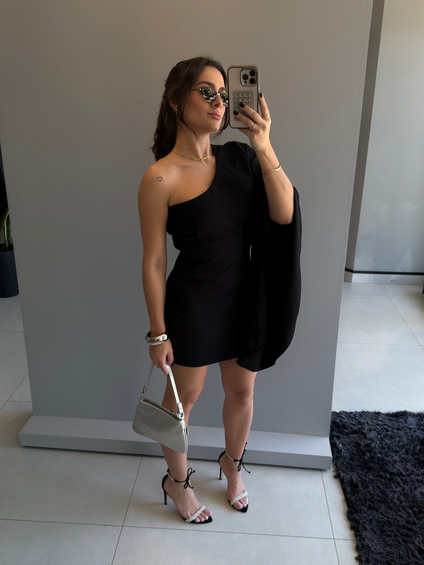 Vestido Curto Manga Única Flare de Vesta