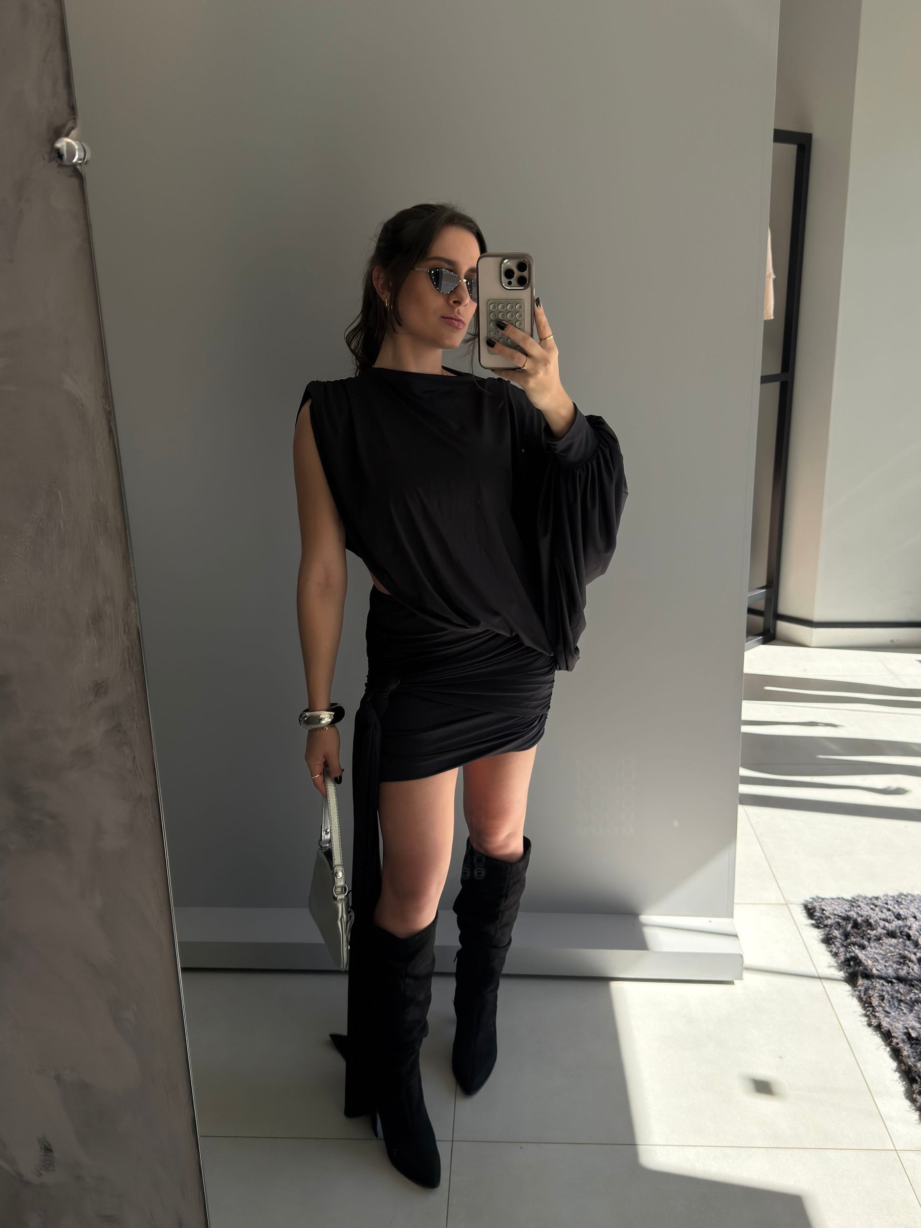 Vestido Curto Manga Única Tati