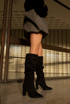 Bota Camurça Slouchy Betina Preta