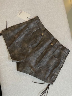 Micro Shorts Couro Ilhós Marrom