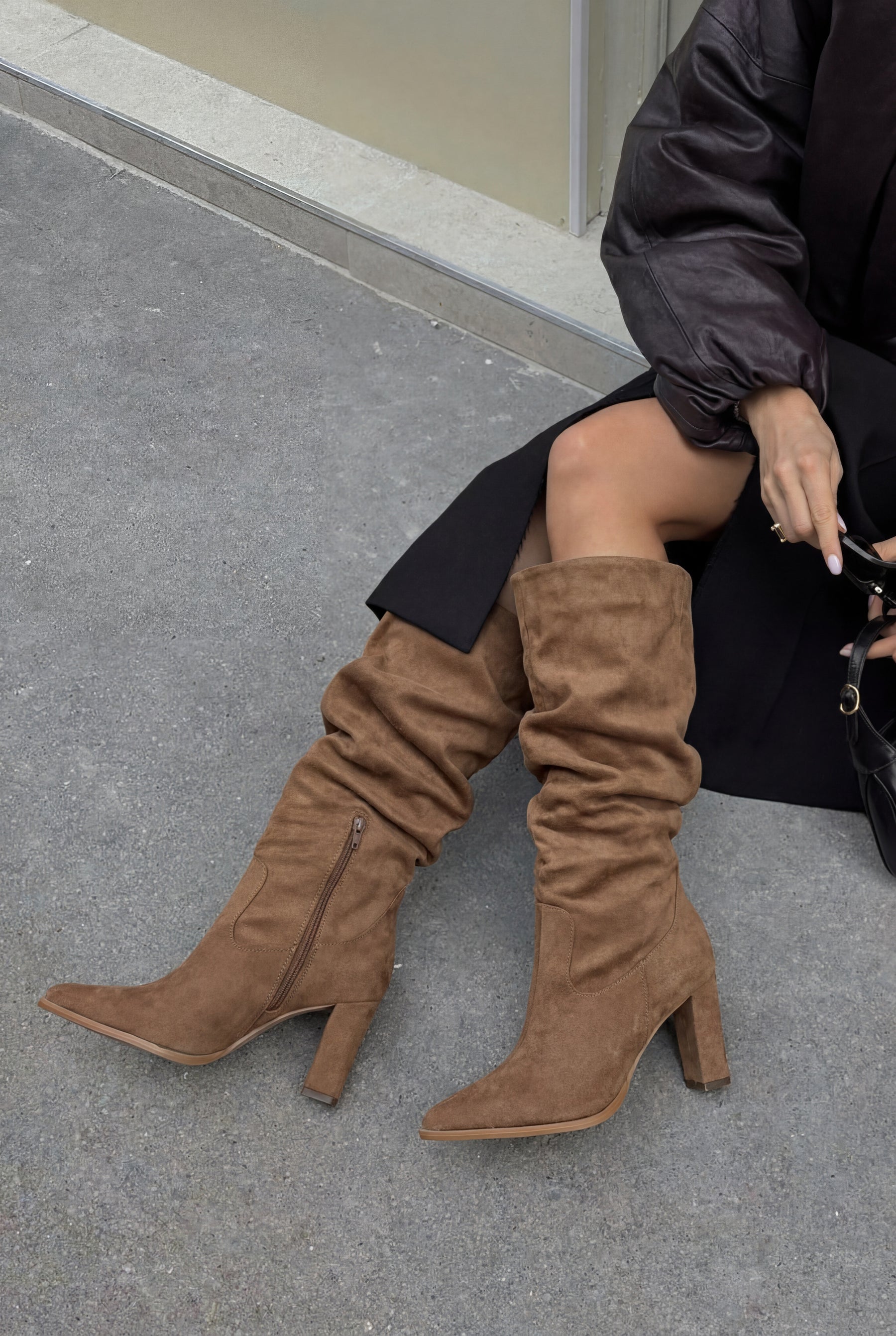 Bota Camurça Slouchy Betina Caramelo